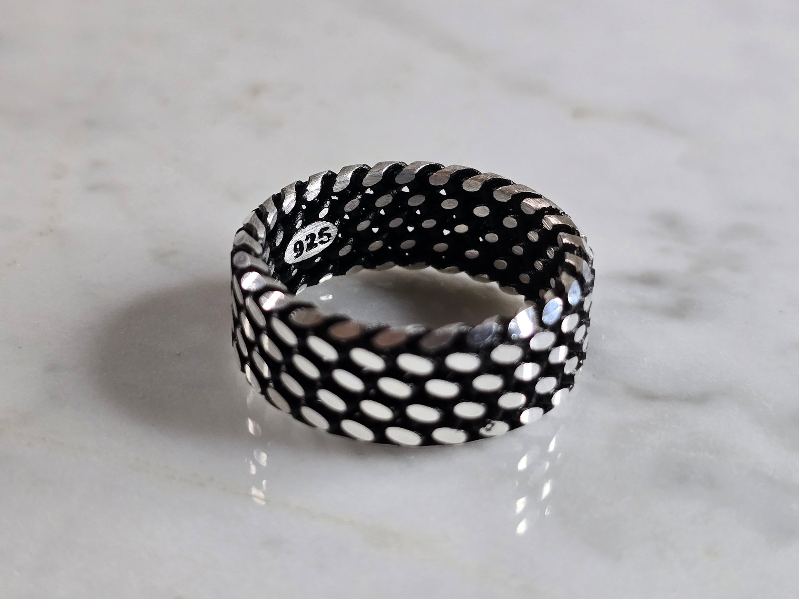 Mens Estate Sterling Silver Modernist Scales Band Ring: A MENS ESTATE STERLING SILVER MODERNIST SCALES BAND RING. THE RING WEIGHS 8.2g AND IS A SIZE 11.25. BAND MEASURES 5/16" WIDE. THIS RING WOULD BE A WONDERFUL GIFT FOR THAT SPECIAL SOMEONE. ANY QUESTION