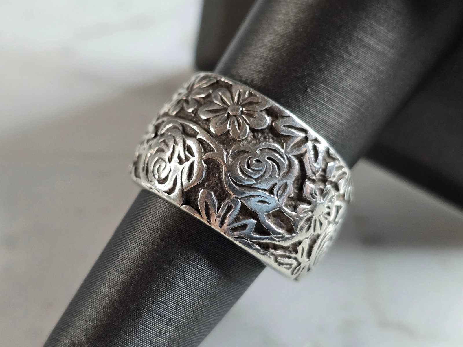 Womens Vintage Estate Sterling Silver Flower Ring: A WOMENS VINTAGE ESTATE STERLING SILVER FLORAL RING. RING SIZE IS A 7.0 AND WEIGHS 11.0g. THE WIDTH OF THE RING IS 1/2". ANY QUESTIONS PLEASE DO NOT HESITATE TO ASK. BE SURE TO CHECK OUT SOME OF MY OT
