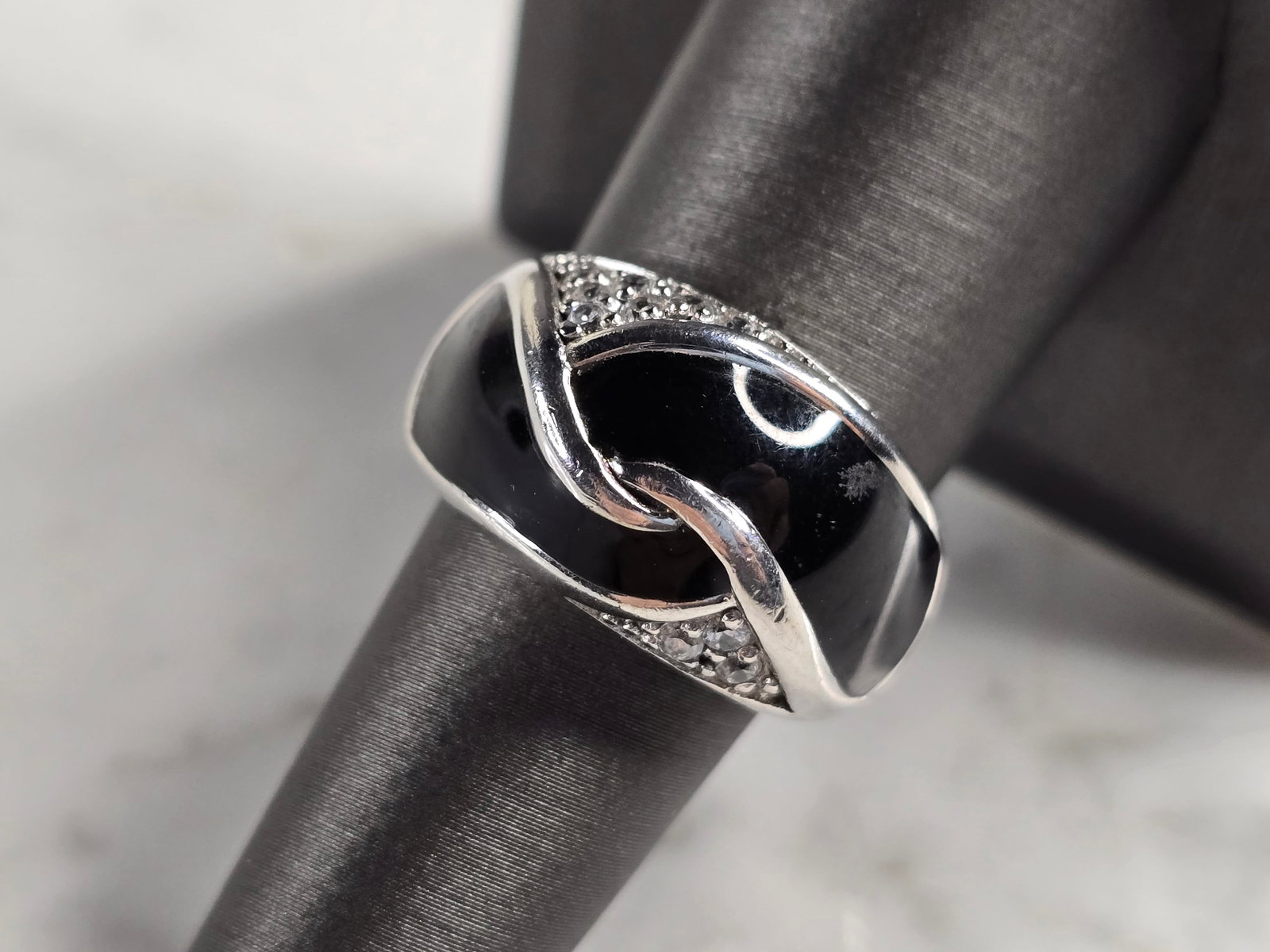 Womens Vintage Estate Sterling Silver Art Deco Style Ring: A WOMENS VINTAGE ESTATE STERLING SILVER ART DECO STYLE RING. RING WEIGHS 11.0g AND IS A SIZE 7.5. THE WIDTH OF THE RING IS 1/2". THIS WOULD MAKE A NICE GIFT FOR THAT SOMEONE SPECIAL. ANY QUESTIONS PLE