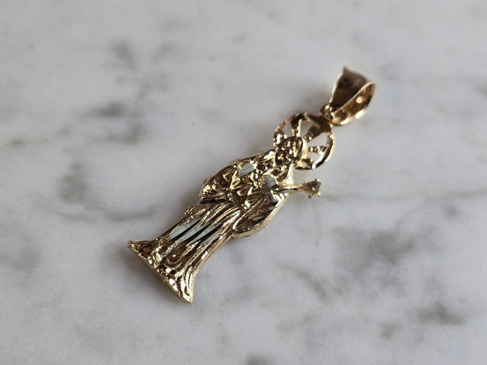 Vintage Estate 14K Yellow Gold Religious Pendant: A VINTAGE ESTATE 14K YELLOW GOLD RELIGIOUS PENDANT OF WHAT EITHER APPEARS TO BE ST. JUDE OR MAYBE MOSES. THE TOTAL WEIGHT IS 1.8g. THE PENDANT MEASURES 1 3/8" LONG, BY 3/8" WIDE. MAKES A GREAT GIFT FO