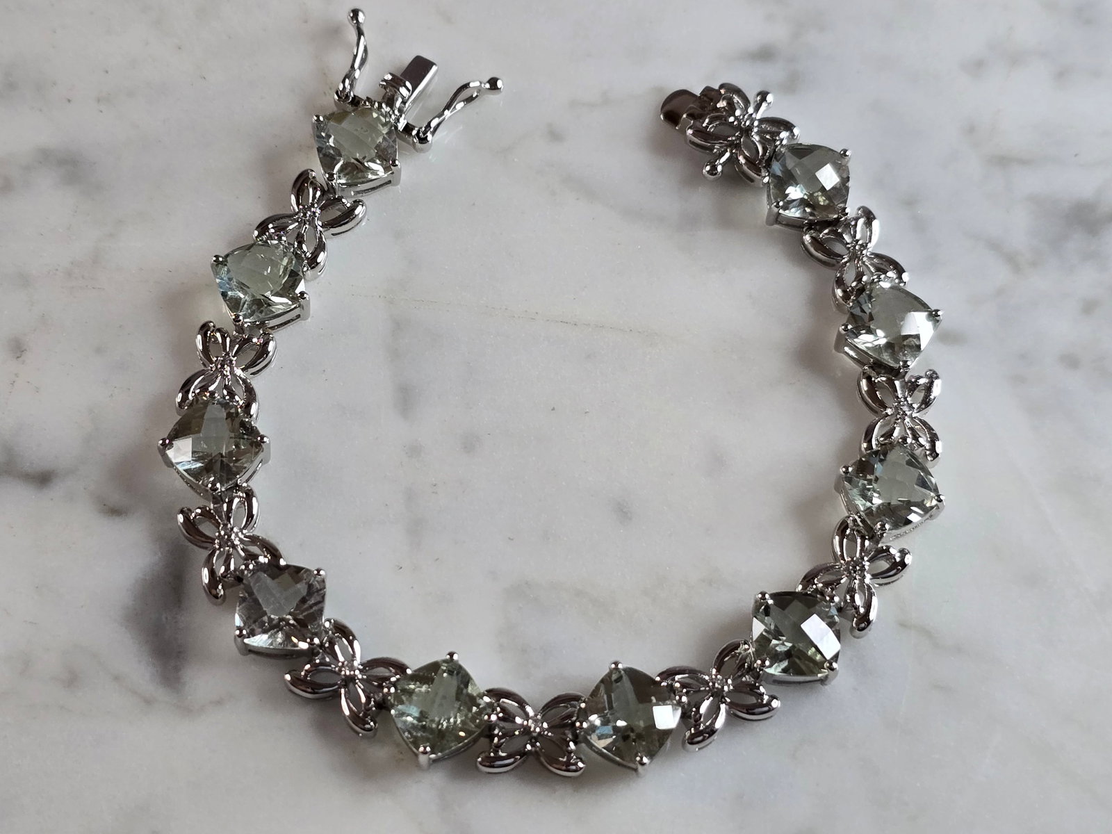 Womens Vintage Estate Sterling Silver Bracelet: A WOMENS VINTAGE ESTATE STERLING SILVER BRACELET. BRACELET MEASURES 7" LONG BY 3/8" WIDE, AND WEIGHS 19.4g. WOULD MAKE A LOVELY GIFT FOR THAT SOMEONE SPECIAL. ANY QUESTIONS, PLEASE DON'T HESITATE TO A