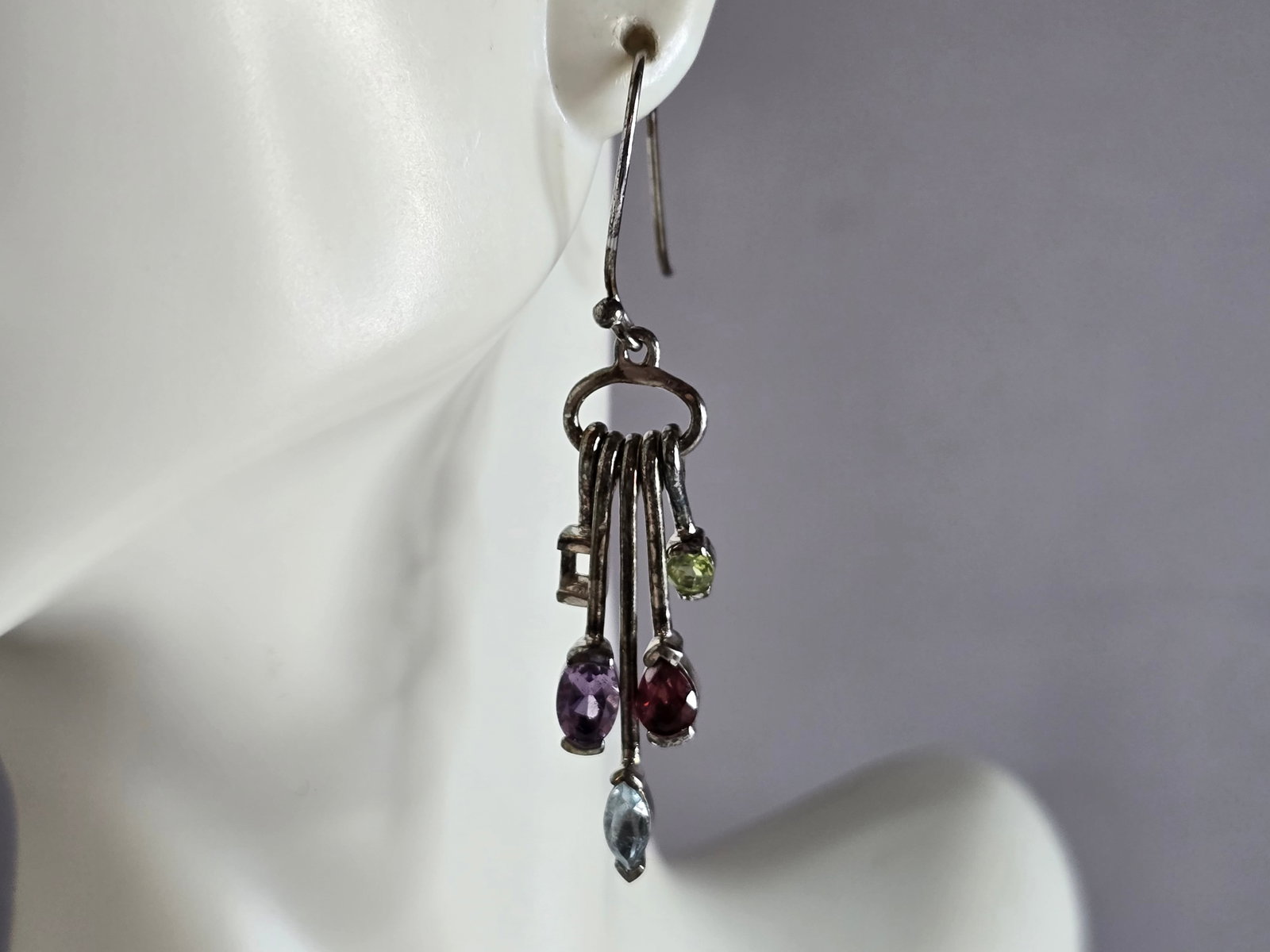 Womens Vintage Estate Sterling Silver Modernist Multi Stone Earrings: A PAIR OF WOMENS VINTAGE ESTATE STERLING SILVER MODERNIST MULTI STONE EARRINGS THAT WEIGH 6.9g, AND MEASURE 2" LONG BY 3/8" WIDE. NOT SURE IF STONES ARE NATURAL OR MAN MADE. AS YO MAY BE ABLE TO SEE T