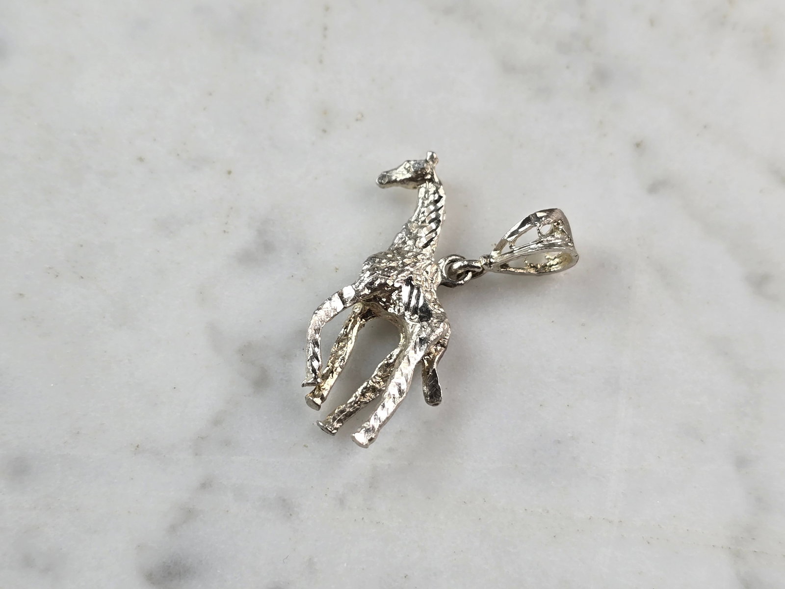 Womens Vintage Estate Sterling Silver Giraffe Pendant: A WOMENS VINTAGE ESTATE STERLING SILVER GIRAFFE PENDANT. PENDANT WEIGHS 2.7g AND MEASURES 1 1/8" LONG BY 3/4" WIDE. MAKES A GREAT GIFT FOR THAT SOMEONE SPECIAL. ANY QUESTIONS, PLEASE ASK. BE SURE TO C