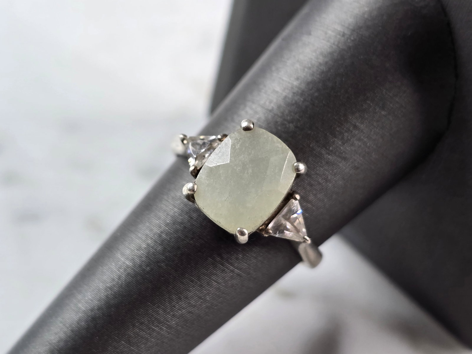 Womens Vintage Estate Sterling Silver Jadeite Ring: A LOVELY WOMENS VINTAGE ESTATE STERLING SILVER JADEITE RING, ACCENTED WITH CZ STONES. RING SIZE IS A 9.0 AND WEIGHS 3.5g. THE WIDTH OF THE RING IS 3/8". THIS WOULD MAKE A NICE GIFT FOR THAT SOMEONE SP