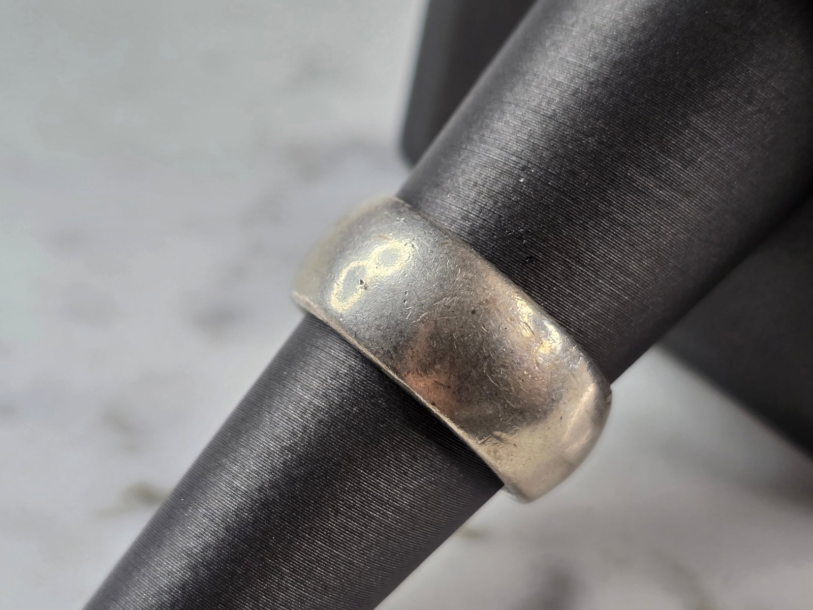 Womens Vintage Estate Sterling Silver Wedding Band Ring: A WOMENS VINTAGE ESTATE STERLING SILVER WEDDING RING. RING SIZE IS AN 7.5 AND WEIGHS 9.2g. THE WIDTH OF THE RING IS 1/4". THIS WOULD MAKE A NICE GIFT FOR THAT SOMEONE SPECIAL. ANY QUESTIONS PLEASE DO 