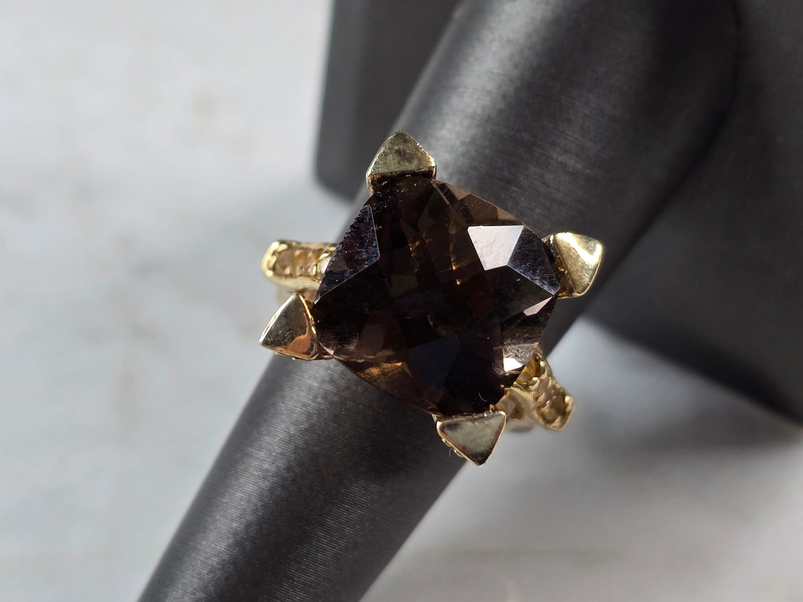 Womens Sterling Silver Gold Tone Modernist Smoky Quartz Ring: A WOMENS VINTAGE ESTATE STERLING SILVER GOLD TONE RING. RING WEIGHS 9.4g AND IS A SIZE 7.0. THE FACE MEASURES 5/8". RING IS STAMPED "925". NOT SURE IF THE STONE IS NATURAL OR MAN MADE. ANY QUESTIONS P