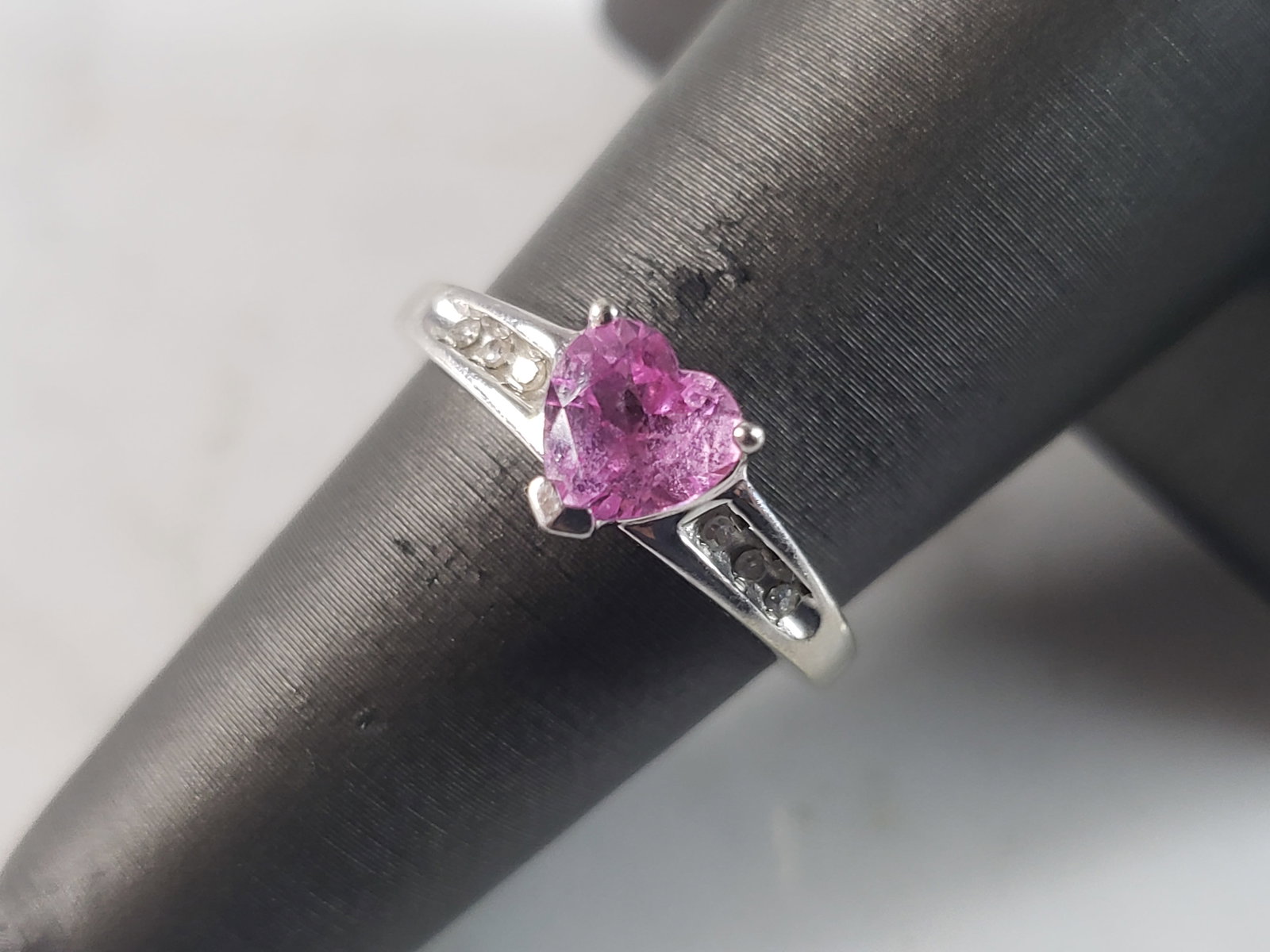 Womens Estate 10K White Gold Rhodolite & Diamond Ring: A WOMENS 10K WHITE GOLD RING WITH WHAT APPEARS TO BE A HEART SHAPED RHODOLITE STONE WITH DIAMOND ACCENTS. THE RING WEIGHS 2.4g, AND IS A SIZE 6.0. THERE ARE ABOUT .06cts OF DIAMONDS. NOT SURE IF THE R