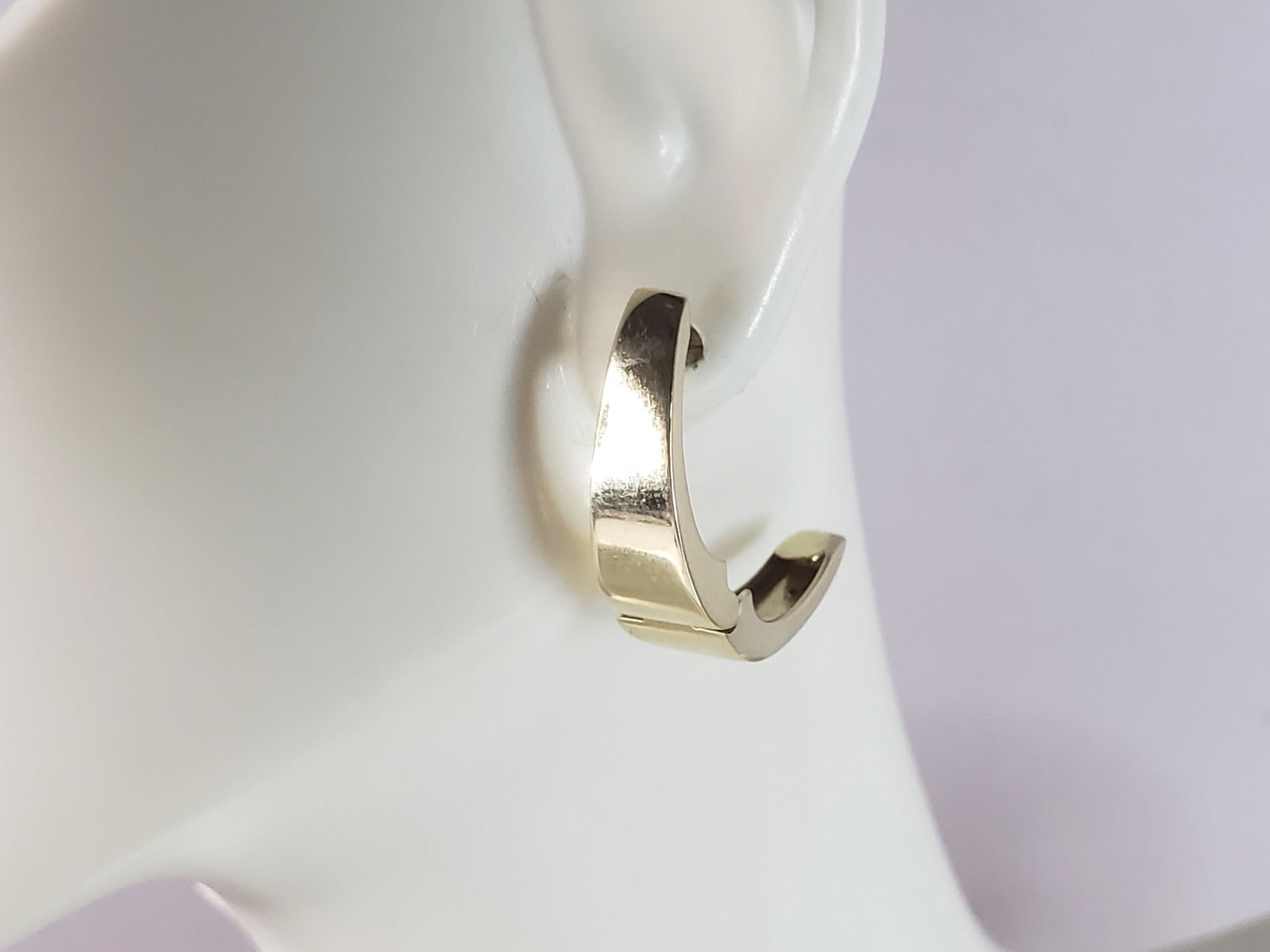 Pr Womens Vintage Estate 14K Yellow Gold Hoop Earrings: A LOVELY PAIR OF WOMENS 14K YELLOW GOLD HOOP EARRINGS . THE EARRINGS WEIGH 6.7g, AND MEASURE 5/8" LONG BY 1/2" WIDE. EARRINGS ARE HAVE A MAKERS MARK AND A FOREIGN 14K MARK. NOT SURE HWO THE MAKER IS T