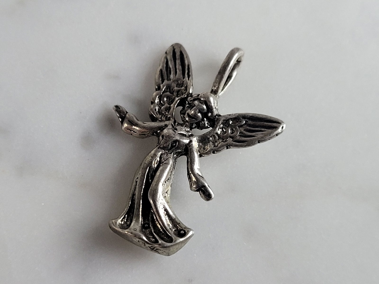 Womens Vintage Estate Sterling Silver Angel Pendant: A WOMENS VINTAGE ESTATE STERLING SILVER ANGEL PENDANT. PENDANT WEIGHS 2.6g AND MEASURES 1" LONG BY 5/8" WIDE. MAKES A GREAT GIFT FOR THAT SOMEONE SPECIAL. IF ANY QUESTIONS, PLEASE ASK. BE SURE TO CHEC