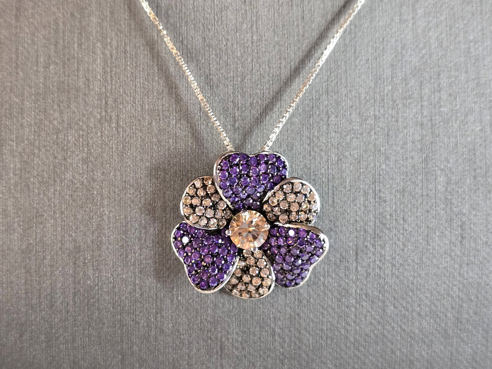 Womens Estate Sterling Silver Flower Pendant Necklace: A VERY NICE STERLING SILVER FLOWER PENDANT WITH WHAT SEEMS TO BE AN AMETHYST COLORED STONES AND CZ STONES. PENDANT WITH NECKLACE WEIGHS 9.5g. NECKLACE MEASURES 18 1/2" LONG, AND THE PENDANT MEASURES 1