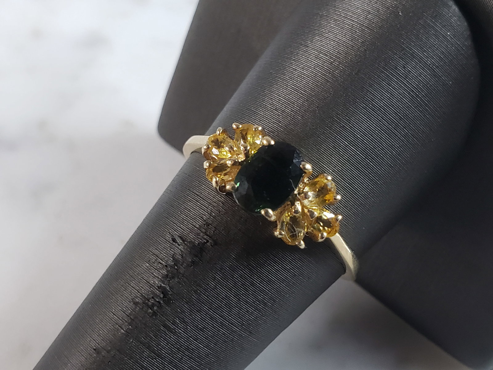 Womens Vintage Estate 14K Gold Diopside Citrine Ring: A WOMENS VINTAGE ESTATE 14K YELLOW GOLD RING WITH DIOPSIDE AND CITRINE COLORED STONES. THE TOTAL WEIGHT IS 2.5g, AND IS A SIZE 9.75. THE FACE MEASURES 1/4" WIDE. RING IS MARKED 14K. ANY QUESTIONS PLEA