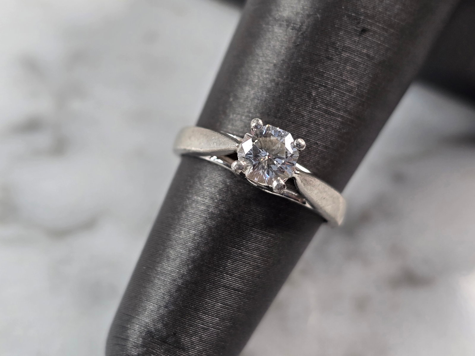Womens Vintage Estate Platinum Diamond Ring Zales: A WOMENS VINTAGE ESTATE PLATINUM DIAMOND RING MADE BY ZALES. THE RING IS A SIZE 5.0 AND WEIGHS 4.1g. THE DIAMOND IS ABOUT .25cts OF DIAMONDS. THE WIDTH OF THE RING IS 3/16". ANY QUESTIONS, PLEASE ASK.