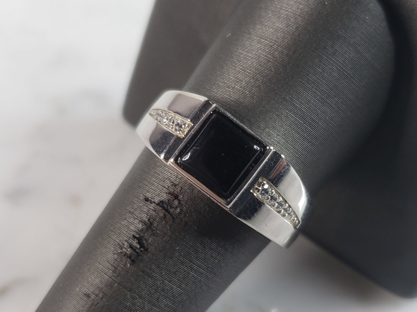 Mens Sterling Silver Modernist Onyx Ring: A MENS STERLING SILVER MODERNIST ONYX RING. THE RING WEIGHS 5.2g AND IS A SIZE 9.0. THIS RING WOULD BE A WONDERFUL GIFT FOR THAT SPECIAL SOMEONE. ANY QUESTIONS PLEASE DO NOT HESITATE TO ASK. BE SURE T