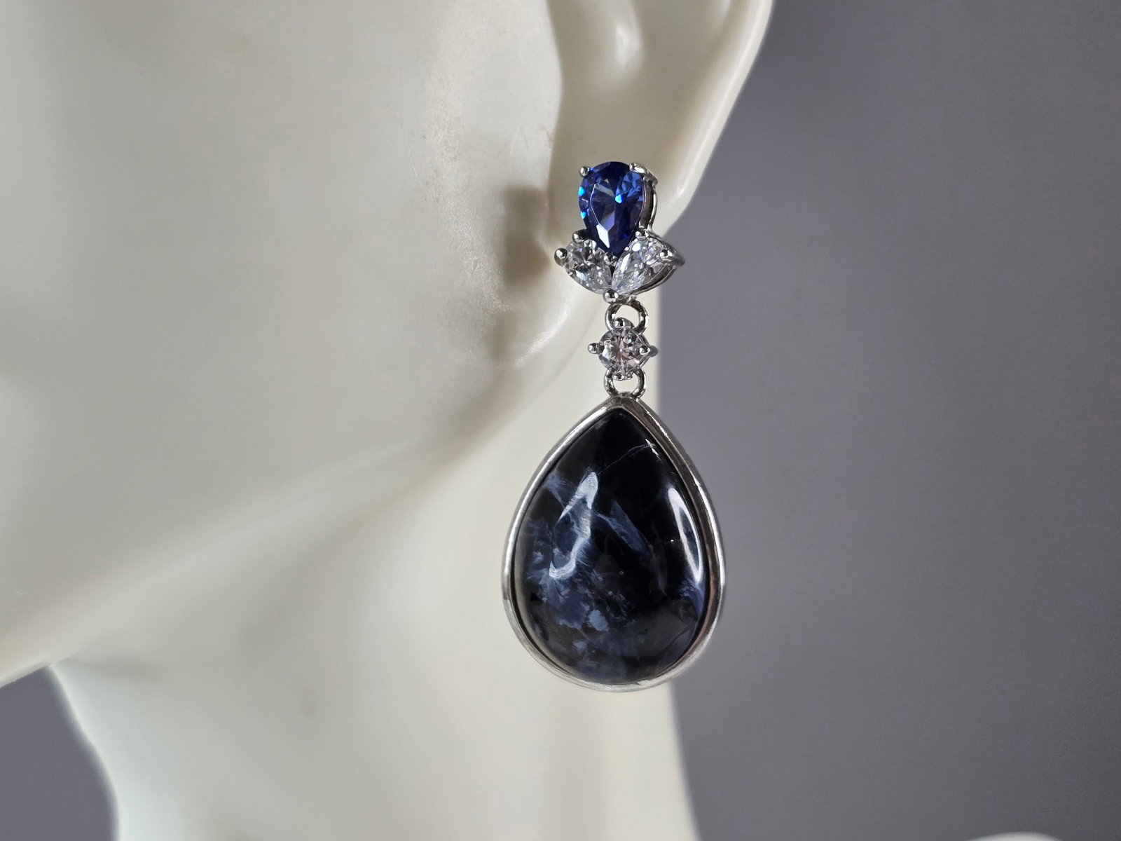 Pr Womens Sterling Silver Sodalite Dangle Earrings: PAIR OF WOMENS VINTAGE ESTATE STERLING SILVER SODALITE DANGLE EARRINGS. EARRINGS MEASURE 1 1/2" LONG BY 5/8" WIDE. THE EARRINGS WEIGH 12.6g. MAKES A LOVELY GIFT FOR THAT SOMEONE SPECIAL. ANY QUESTIONS