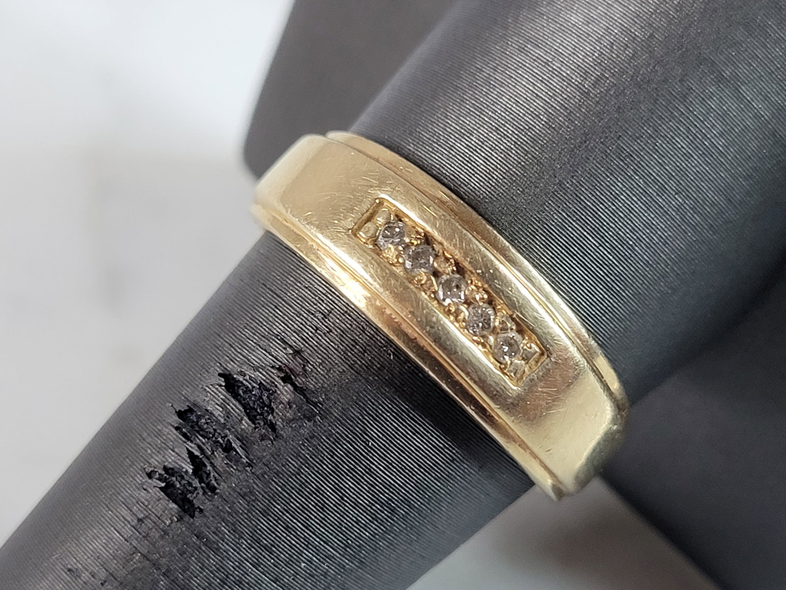 Mens Vintage Estate 14k Yellow Gold Diamond Ring: A WONDERFUL MENS 14K GOLD & DIAMOND RING. THE RING WEIGHS 6.8g. THE SIZE OF THE RING IS A 10.5. THERE ARE ABOUT .10cts OF DIAMONDS AND THE FACE IS ABOUT 1/4" WIDE. WOULD MAKE A GREAT GIFT FOR THAT SPE