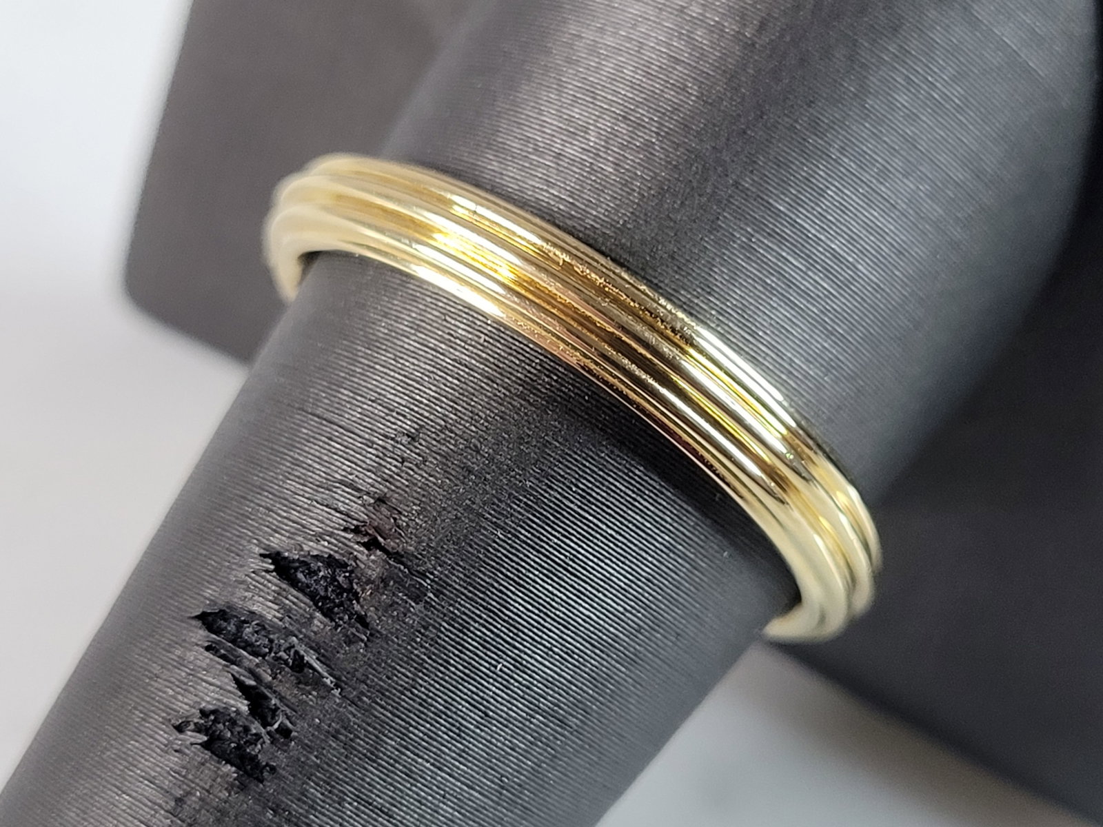 Mens Vintage Estate 18K Gold David Yurman Wedding Ring: MENS VINTAGE ESTATE 18K YELLOW GOLD DECO WEDDING BAND RING, MADE BY DAVID YURMAN. THE RING WEIGHS 6.2g AND IS A SIZE 10.5. THE WIDTH OF THE RING IS 1/8". RING IS MARKED AS SEE IN THE ONE PIC. ANY QUES