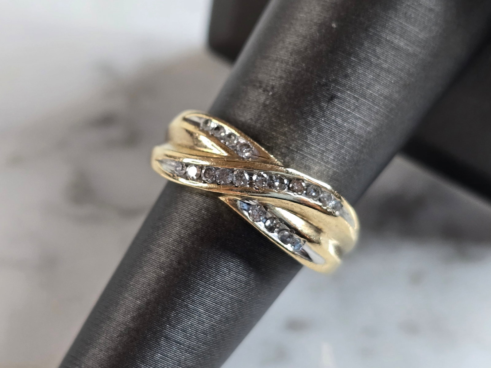 Womens Vintage Estate 10K Yellow Gold Modernist Diamond Ring: A WOMENS VINTAGE ESTATE 10K YELLOW GOLD DIAMOND CRISS CROSS RING. RING HAS ABOUT .20cts OF DIAMONDS, AND IS ABOUT 1/4" WIDE. THE TOTAL WEIGHT IS 3.7g, AND IS A SIZE 6.5. ANY QUESTIONS PLEASE DONT HESI