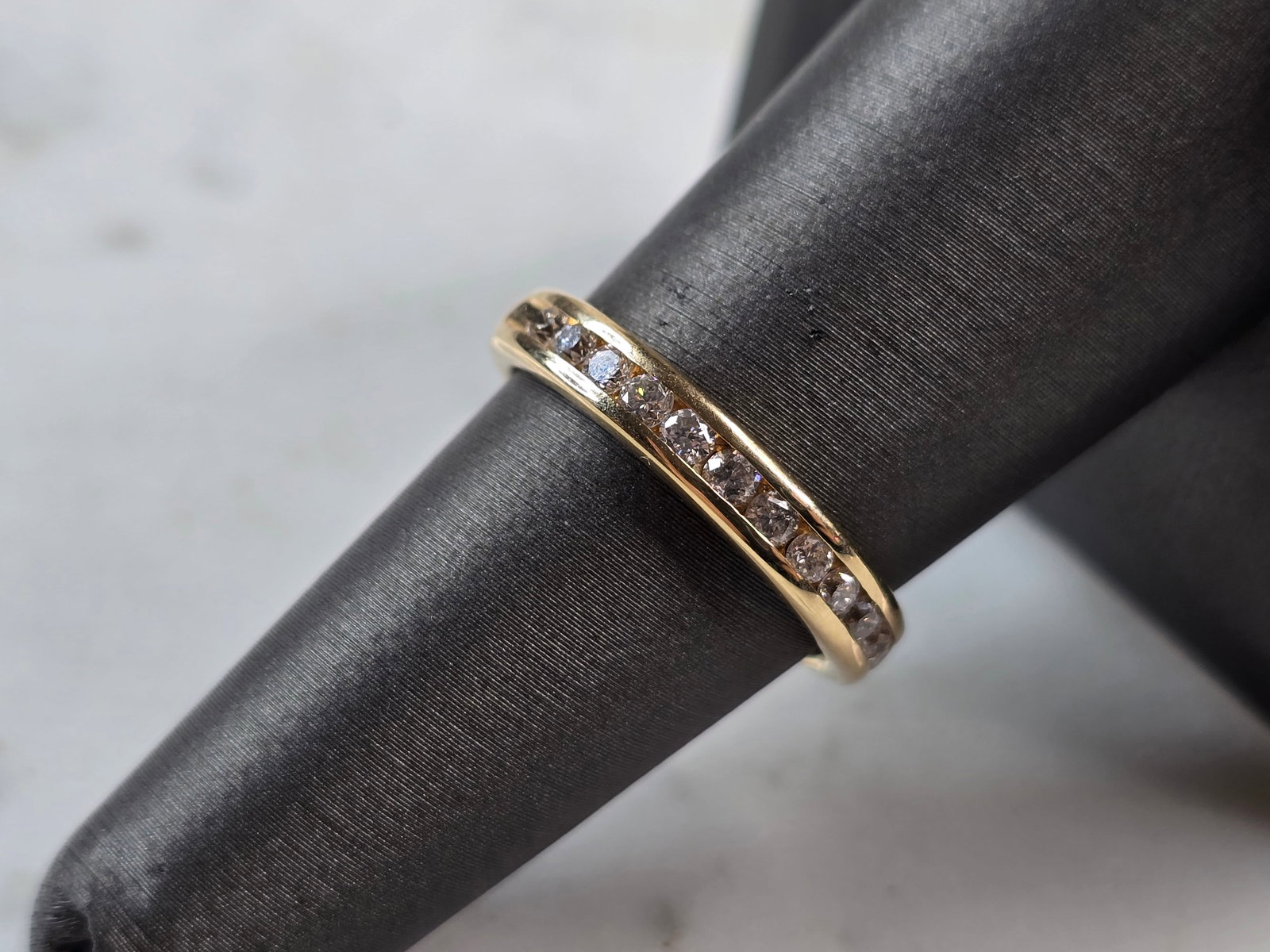 Womens Vintage Estate 14k Gold Diamond Ring: A WOMENS VINTAGE ESTATE 14K GOLD DIAMOND RING. THE RING WEIGHS 3.6g, AND IS A SIZE 7.25. THE WIDTH OF THE RING IS 1/8". THERE ARE 0.45cts OF DIAMONDS IN THIS RING. BE SURE TO CHECK OUT MY OTHER GREAT
