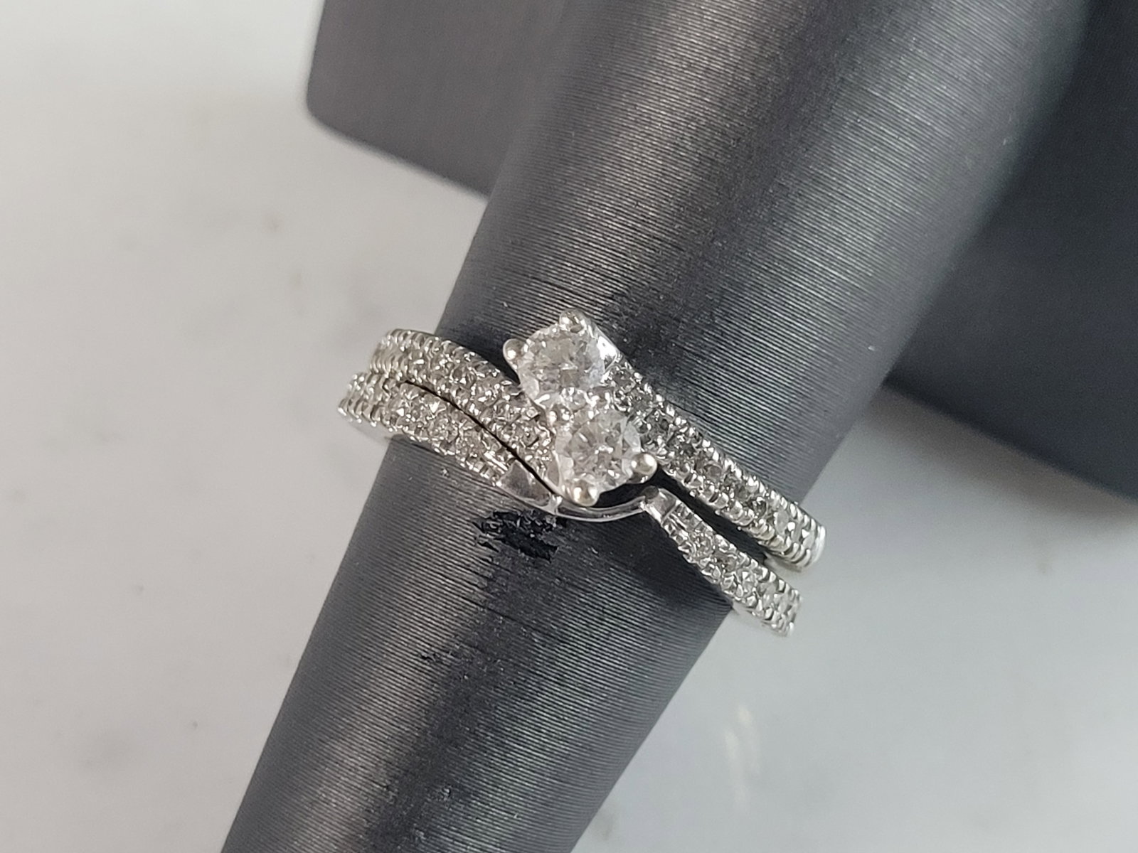 Womens Vintage Estate 14K White Gold Diamond Engagement Ring Set: A WOMENS VINTAGE ESTATE 14K WHITE GOLD DIAMOND ENGAGEMENT RING SET. THE RINGS ARE SIZE 7.0, AND WEIGH 6.7g TOGETHER. THERE ARE ABOUT 0.83cts OF DIAMONDS BETWEEN THE TWO RINGS. THE MAIN DIAMONDS ARE AB