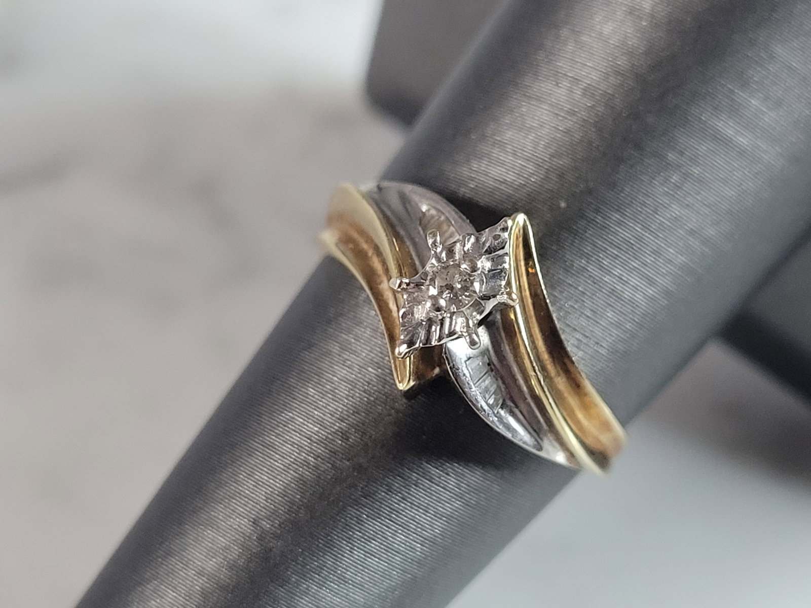 Womens Vintage Estate 10K Yellow & White Gold Diamond Ring: A WOMENS VINTAGE ESTATE 10K YELLOW & WHITE GOLD DIAMOND RING. THERE IS ABOUT .07cts OF DIAMONDS. THE TOTAL WEIGHT IS 2.7g, AND IS A SIZE 7.0. ANY QUESTIONS PLEASE DONT HESITATE TO ASK. BE SURE TO CHEC