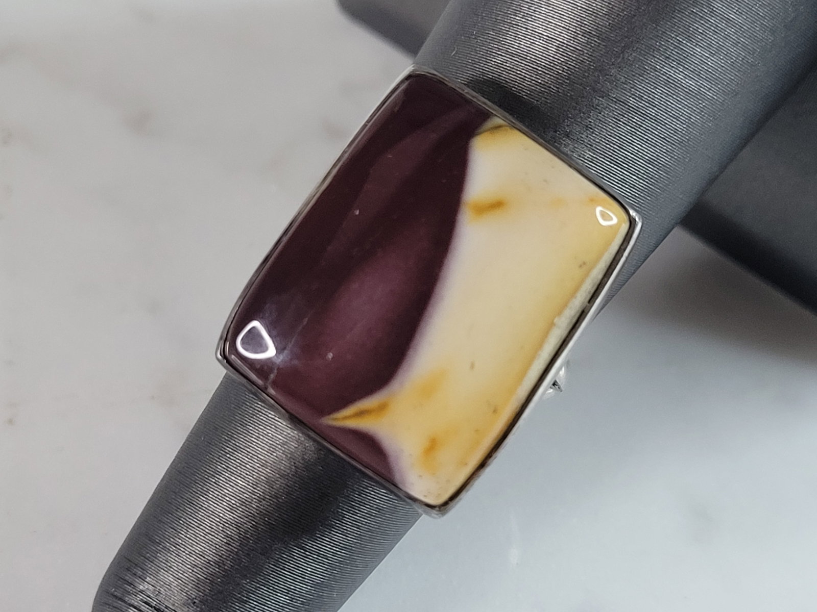 Womens Vintage Estate Sterling Silver Chalcedony Stone Ring: A WOMENS VINTAGE ESTATE STERLING SILVER CHALCEDONY OR JASPER STONE RING. THE RING WEIGHS 7.7g, AND IS A SIZE 6.25. THE WIDTH OF THE RING IS 3/4". STONE DOES HAVE A FAINT HAIRLINE. BUYING AS IS. ANY QU