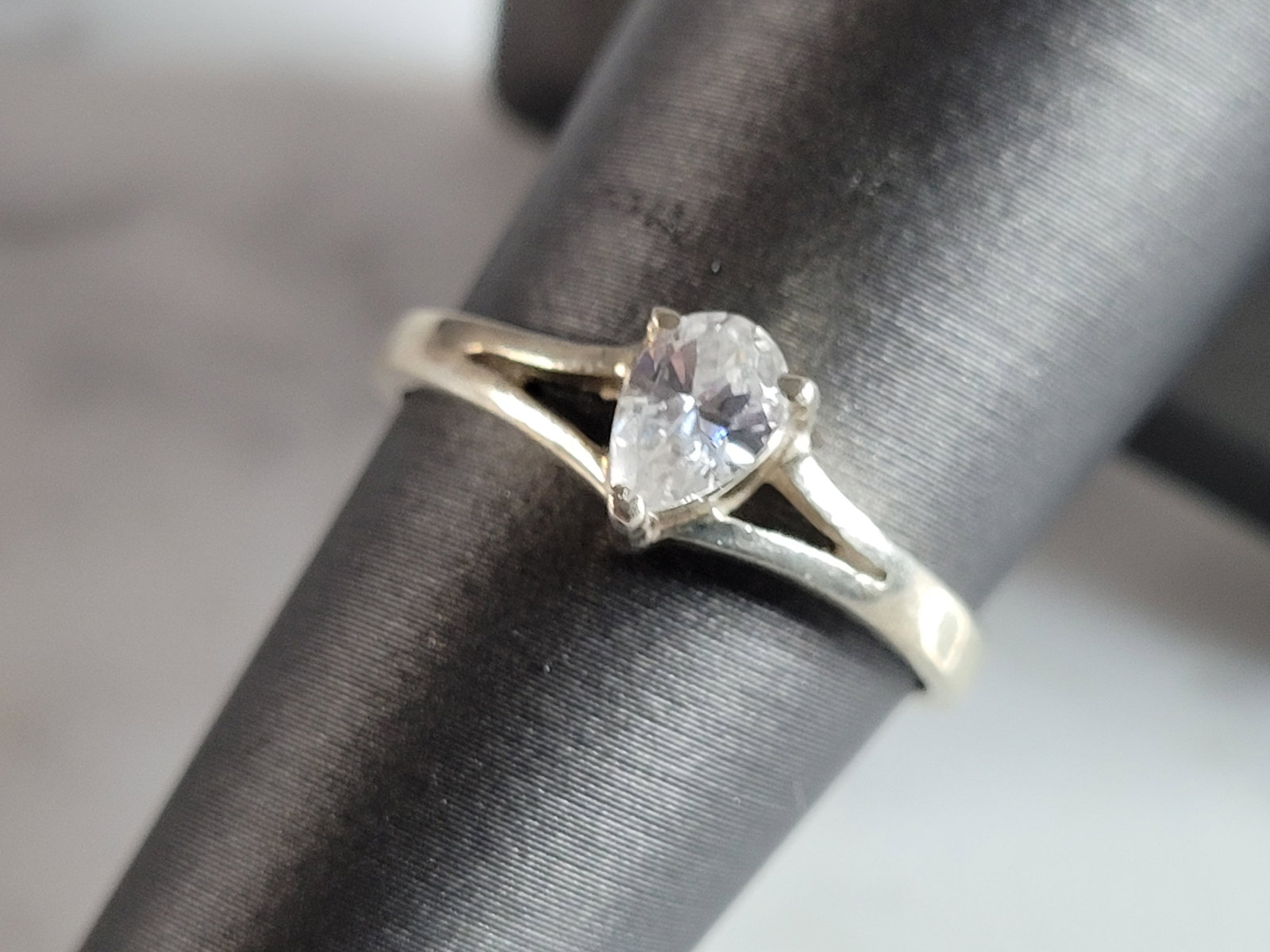 Womens Estate Sterling Silver CZ Ring: A WOMENS ESTATE STERLING SILVER MODERNIST CZ RING. THE RING WEIGHS 2.0g, AND IS A SIZE 7.25. THE WIDTH OF THE RING IS 1/4". THIS RING WOULD MAKE A GREAT GIFT FOR SOMEONE SPECIAL. ANY QUESTIONS PLEASE