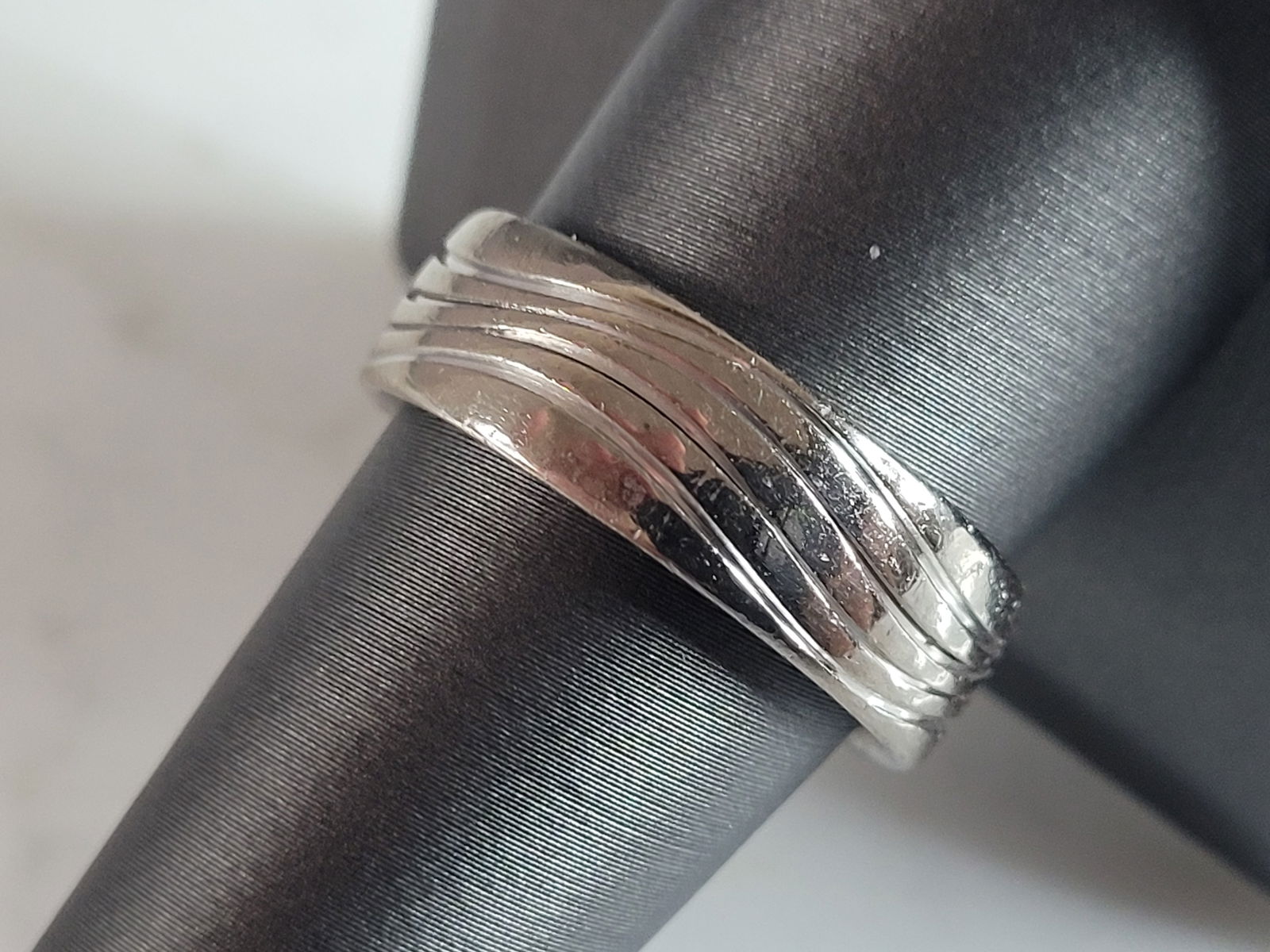 Mens Vintage Estate 14K White Gold Christian Bauer Wedding Band Ring: A MENS VINTAGE ESTATE 14K WHITE GOLD WEDDING BAND THAT WAS MADE BY CHRISTIAN BAUER. RING WEIGHS 10.3g. THE RING SIZE IS A 9.75, AND IS ABOUT 1/4" WIDE. RING IS STAMPED " Au585" WITH "CB" AND A TREE OF