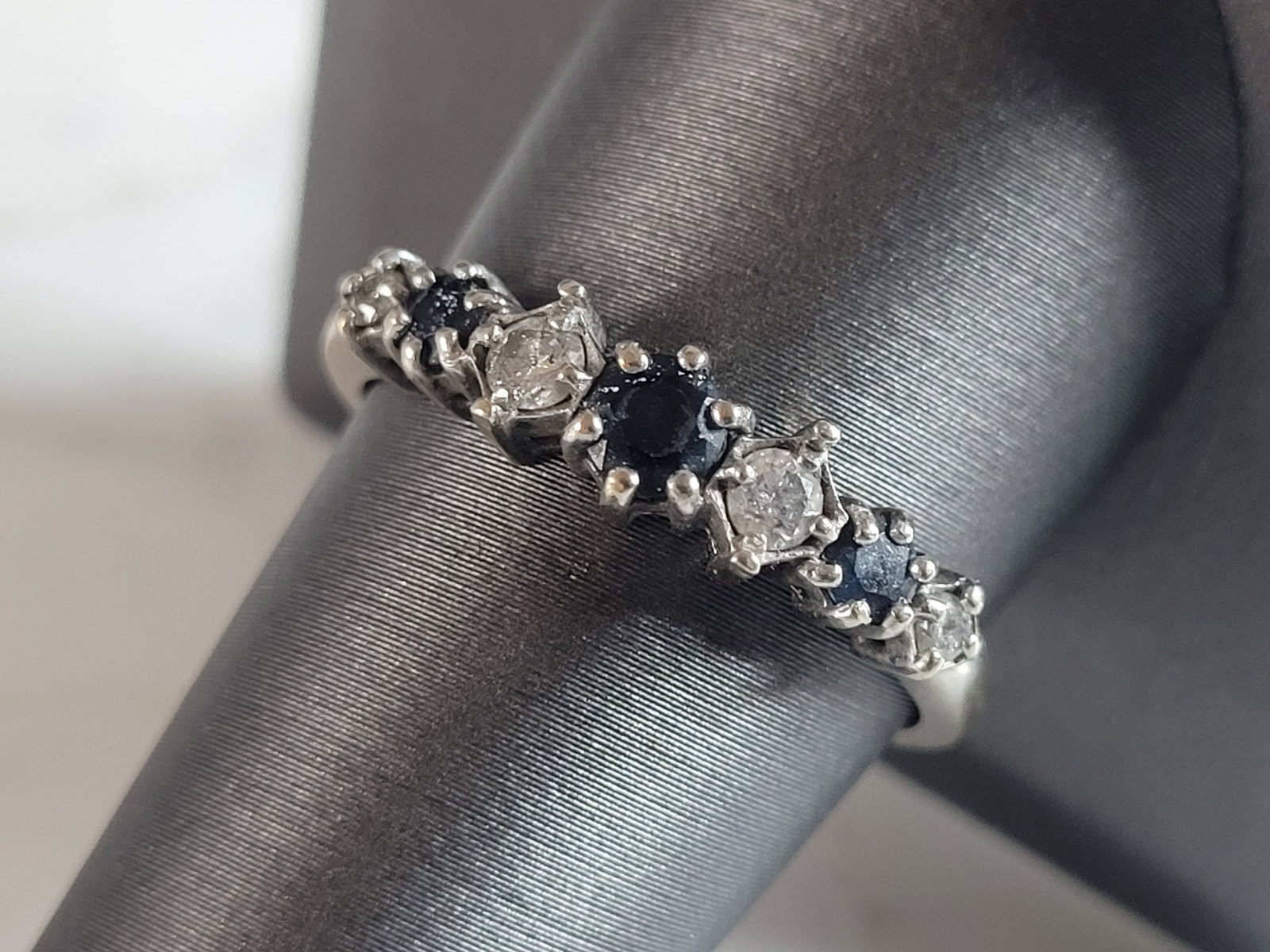 Womens Vintage Estate 14K White Gold Sapphire & Diamond Ring: FOR SALE IS THIS VINTAGE ESTATE 14K WHITE GOLD SAPPHIRE & DIAMOND RING. THE RING IS A SIZE 9.75 AND WEIGHS 2.8g. NOT SURE IF THE SAPPHIRE IS REAL OR MAN MADE. THE DIAMONDS ARE REAL, AND THERE ARE ABOU