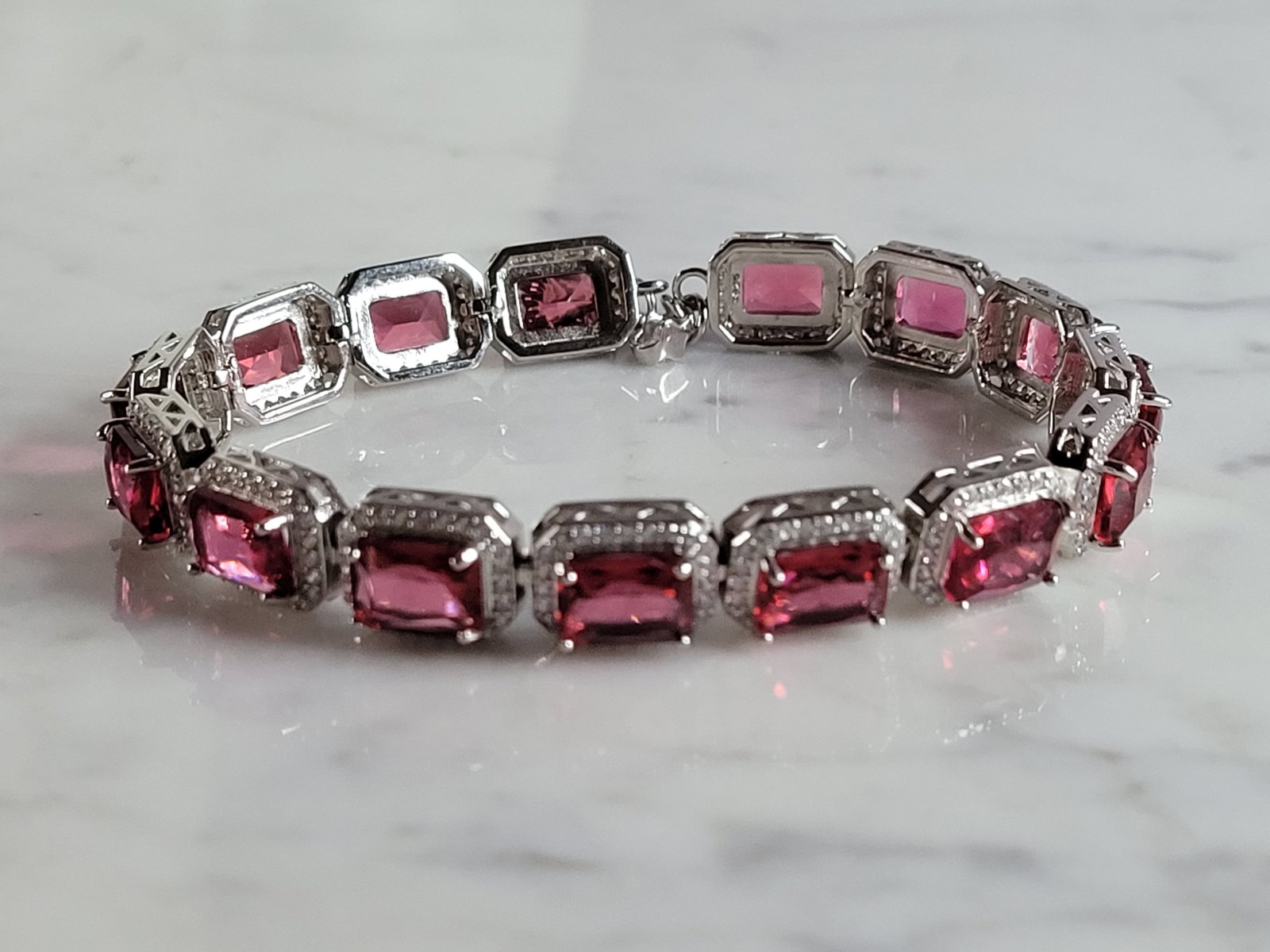 Womens Estate Sterling Silver Rose Quartz Colored Bracelet: A WOMENS ESTATE STERLING SILVER ROSE QUARTZ COLORED BRACELET. NOT SURE IF STONES ARE NATURAL OR MAN MADE. BRACELET MEASURES 7 1/2" LONG BY 3/8" WIDE AND WEIGHS 20.8g. THIS WOULD MAKE A LOVELY GIFT FOR