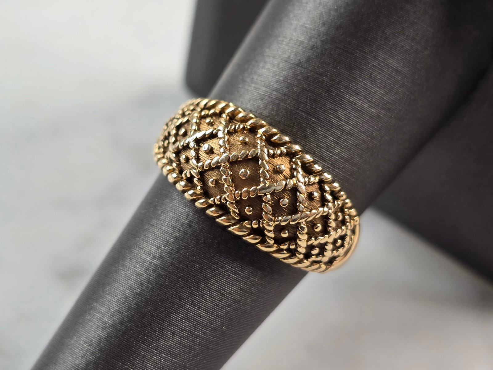 Womens Vintage Estate 10K Yellow Gold Modernist Ring: A WOMENS VINTAGE ESTATE 10K YELLOW GOLD MODERNIST RING. THE TOTAL WEIGHT IS 4.0g, AND IS A SIZE 8.0. THE WIDTH OF THE RING IS 3/8". RING IS MARKED ON THE INSIDE OF THE BAND. ANY QUESTIONS PLEASE DONT