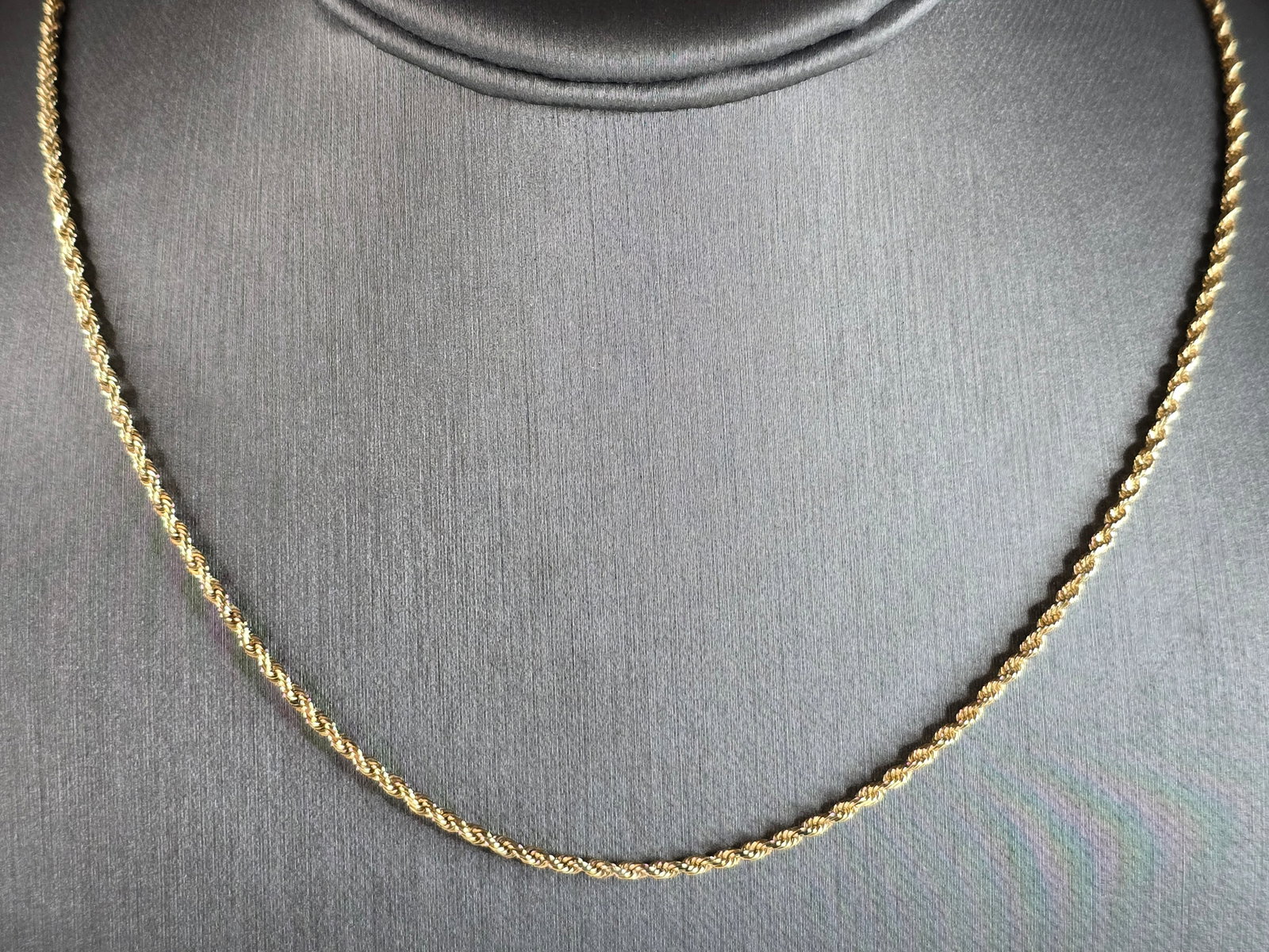 Womens Vintage Estate 14K Yellow Gold Rope Chain Necklace: A WOMENS VINTAGE ESTATE 14K GOLD ROPE CHAIN NECKLACE. THE NECKLACE WEIGHS 7.0g, AND MEASURES 18" LONG BY 1/16" WIDE. MAKES A GREAT GIFT FOR THAT SPECIAL SOMEONE. ANY QUESTIONS, PLEASE ASK. BE SURE TO