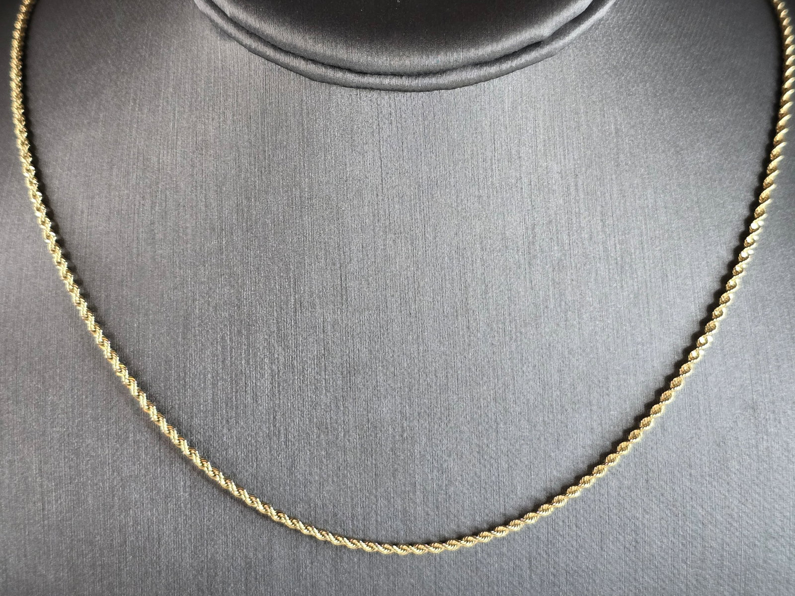 Womens Vintage Estate 14K Yellow Gold Rope Chain Necklace: A WOMENS VINTAGE ESTATE 14K GOLD ROPE CHAIN NECKLACE. THE NECKLACE WEIGHS 6.3g, AND MEASURES 20" LONG BY 1/16" WIDE. MAKES A GREAT GIFT FOR THAT SPECIAL SOMEONE. ANY QUESTIONS, PLEASE ASK. BE SURE TO