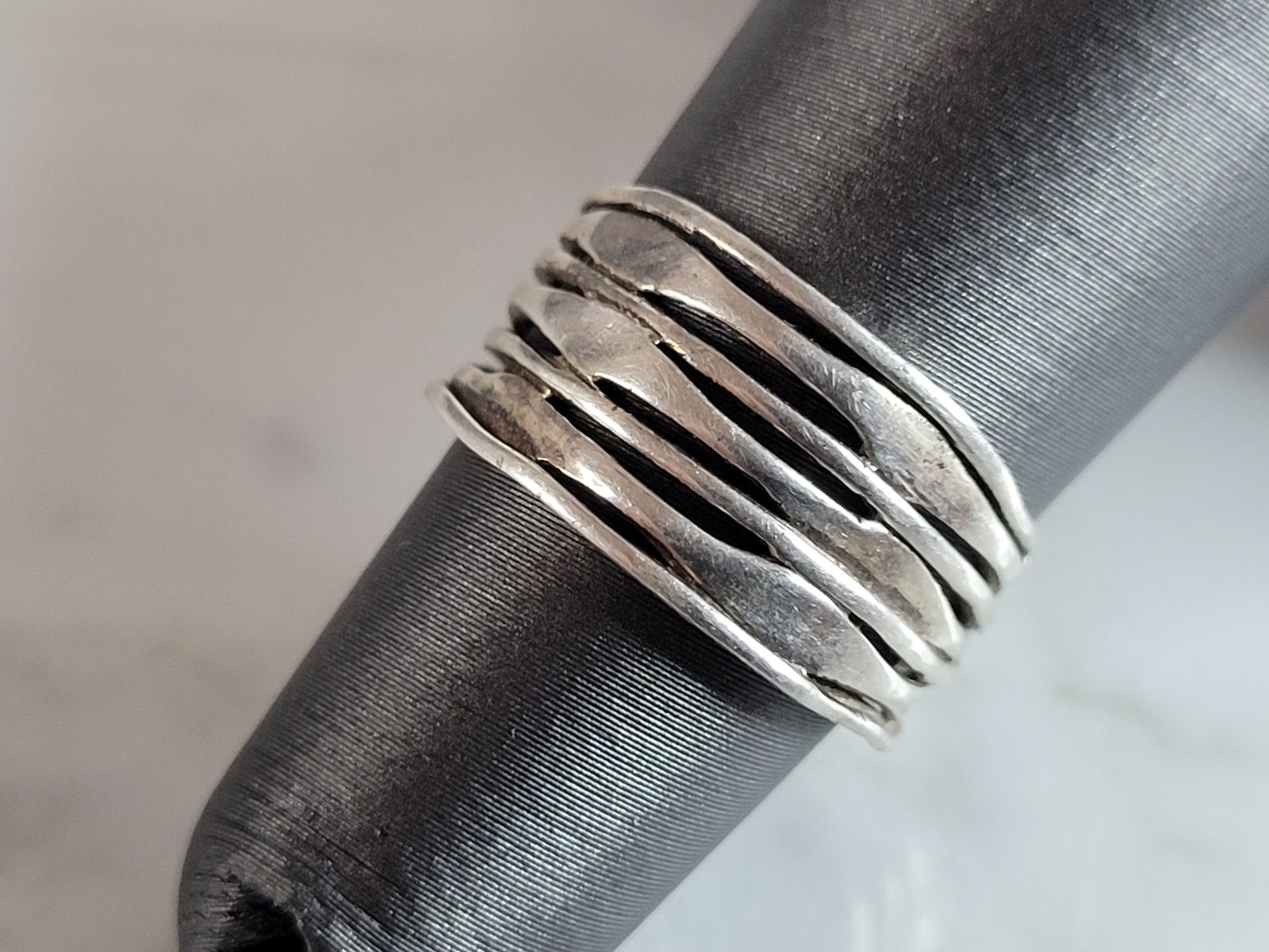 Womens Vintage Estate Sterling Silver Modernist Ring: A WOMENS VINTAGE ESTATE STERLING SILVER MODERNIST RING. THE RING WEIGHS 2.6g, AND IS A SIZE 4.75. THE WIDTH OF THE RING IS 3/8". ANY QUESTIONS PLEASE DO NOT HESITATE TO ASK. BE SURE TO CHECK OUT SOME