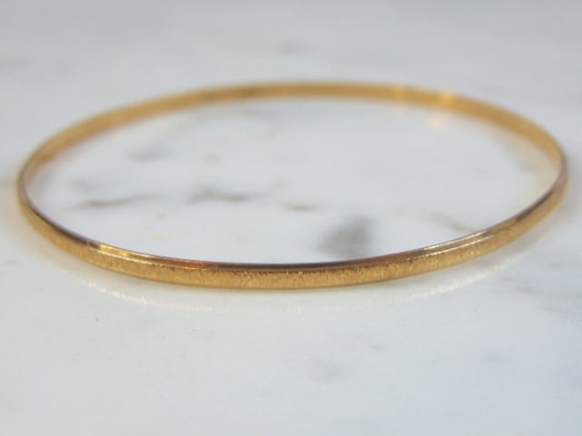 Womens Vintage Estate 17K Yellow Gold Bangle Bracelet: FOR SALE IS A WOMEN'S VINTAGE ESTATE 17K YELLOW GOLD BRACELET. THE INSIDE CIRCUMFERENCE OF THE BRACELET MEASURES ABOUT 7 3/8" AND ABOUT 1/8" WIDE. BRACELET WEIGHS 5.2g. THIS WOULD MAKE A LOVELY GIFT A