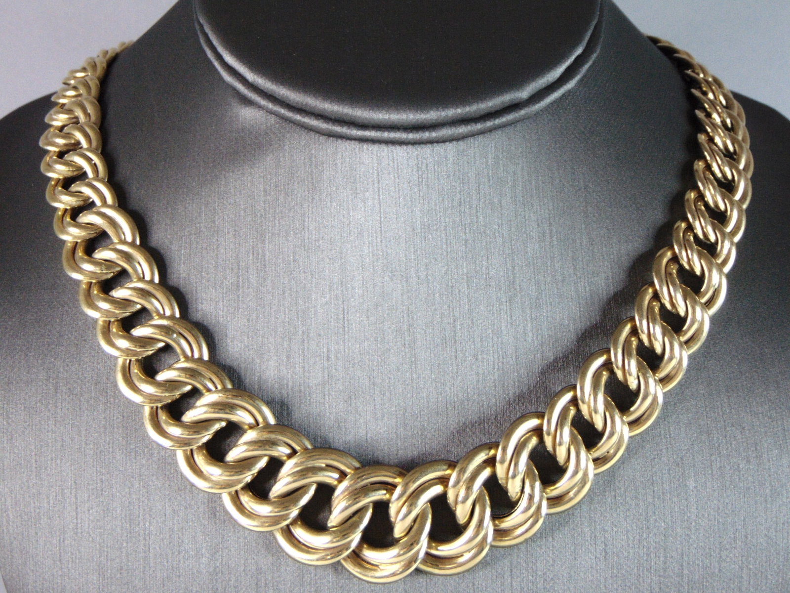 Heavy Vintage Estate 14K Yellow Gold Chain Necklace: FOR SALE IS THIS HEAVY VINTAGE ESTATE 14K YELLOW GOLD CHAIN NECKLACE THAT MEASURES 18" LONG BY ABOUT 7/8" WIDE. THE NECKLACE WEIGHS 59.9g. THIS WOULD MAKE A GREAT GIFT FOR THAT SPECIAL SOMEONE. ANY QU