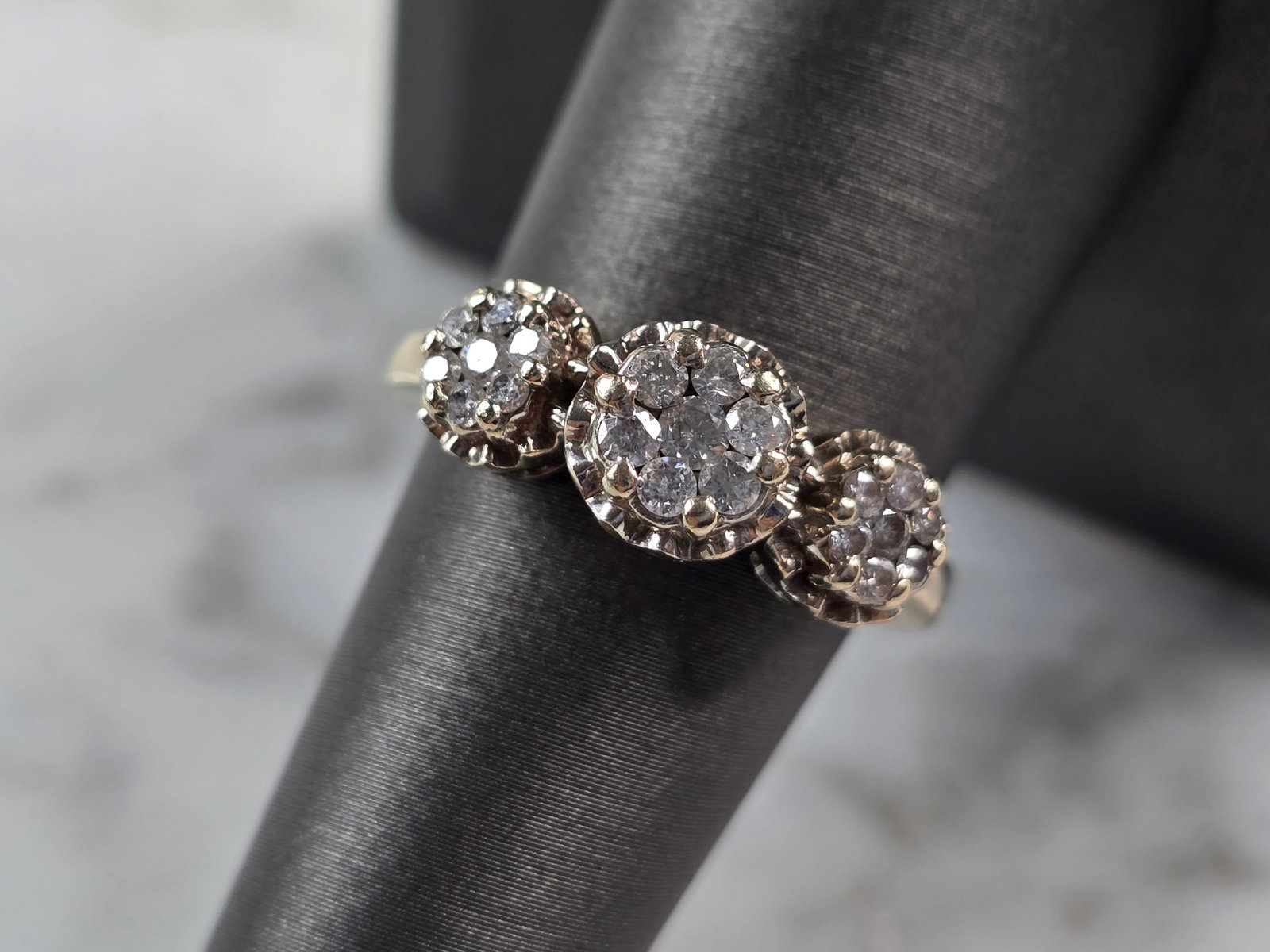 Womens Vintage Estate 10K Yellow Gold Diamond Ring: A WOMENS VINTAGE ESTATE 10K YELLOW GOLD DIAMOND CLUSTER RING. THE TOTAL WEIGHT IS 5.4g, AND IS A SIZE 8.0. THERE ARE ABOUT .20cts OF DIAMONDS IN THIS RING. THE WIDTH OF THE RING IS 3/8". ANY QUESTIONS