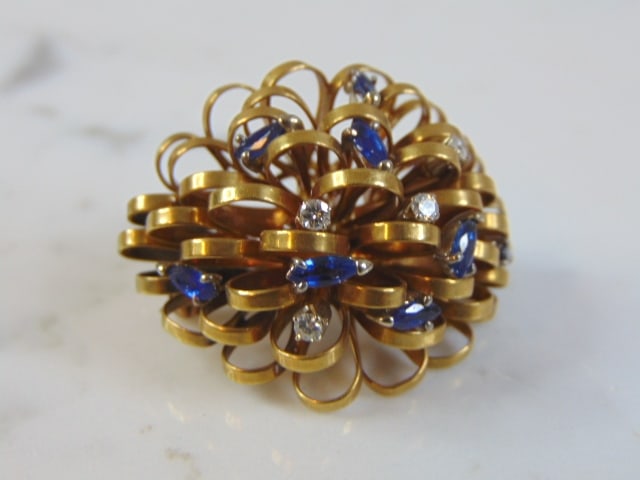 Womens Vintage Estate 18K Gold Modernist Brooch: FOR SALE IS THIS LOVELY VINTAGE ESTATE 18K YELLOW GOLD MODERNIST BROOCH. BROOCH HAS SHAPPHIRE STONES ON IT, NOT SURE IF REAL OR MAN MADE. TOTAL DIAMOND CT WEIGHT IS ABOUT .04cts. THE BROOCH MEASURES 1