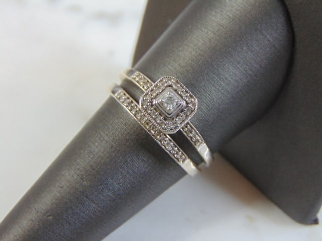 Womens Vintage 10K White Gold Diamond Wedding Ring Set: FOR SALE IS THIS LOVELY VINTAGE 10K WHITE GOLD DIAMOND ENGAGEMENT WEDDING RING SET. THERE ARE ABOUT .38cts OF DIAMONDS IN THIS SET. THE TOTAL WEIGHT IS 3.3g, AND IS A SIZE 9.0. ANY QUESTIONS PLEASE DO
