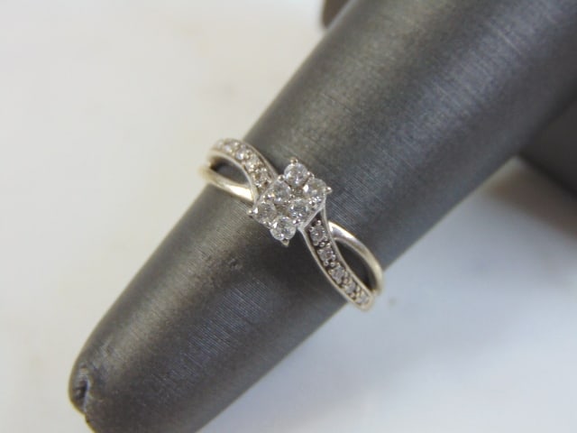 Vintage Estate Women's 14K White Gold Diamond Ring: FOR SALE IS THIS VINTAGE ESTATE 14K WHITE GOLD DIAMOND RING. THE RING IS A SIZE 4.25 AND WEIGHS 2.1g. DIAMOND IS ABOUT .32cts. RING MAKES A BEAUTIFUL GIFT FOR THAT SOMEONE SPECIAL. ANY OTHER QUESTIONS