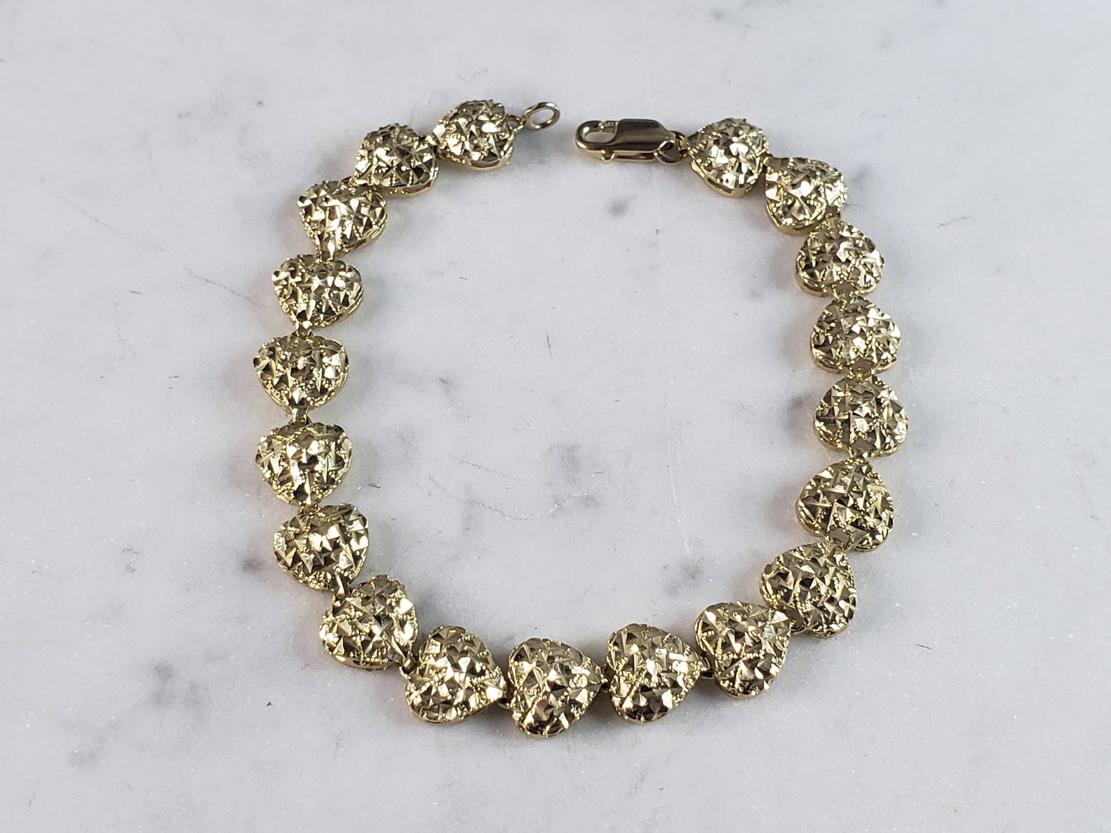 Womens Vintage Estate 14k Gold Heart Link Bracelet: A VINTAGE ESTATE 14K YELLOW GOLD HEART LINK BRACELET. THE BRACELET MEASURES 7 " LONG BY 1/4" WIDE, AND WEIGHS 9.4g. BRACELET IS STAMPED 585 ON THE CLASP. ANY QUESTIONS, PLEASE DONT HESITATE TO ASK. BE