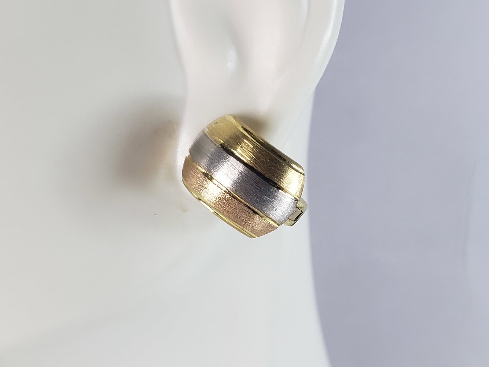 Womens Vintage Estate 14K Multi Tone Gold Earrings: FOR SALE IS THIS LOVELY VINTAGE 14K MULTI TONE GOLD EARRINGS. THE EARRING WEIGHS 4.1g, AND MEASURE 1/2" BY 3/8". EARRINGS ARE MARKED 14K. WOULD MAKE A GREAT GIFT FOR THAT SOMEONE SPECIAL. IF ANY QUEST