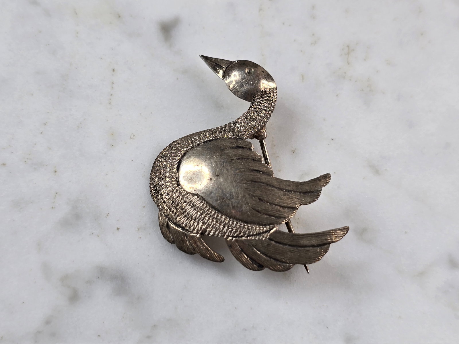 Womens Vintage Estate Sterling Silver Goose Brooch: A WOMENS VINTAGE ESTATE STERLING SILVER GOOSE BROOCH. THE BROOCH MEASURE 1 3/8" LONG BY 1 1/4" WIDE, AND WEIGHS 3.8g. ANY QUESTIONS, PLEASE DON'T HESITATE TO ASK. MAKES AN ATTRACTIVE GIFT FOR THAT SOM