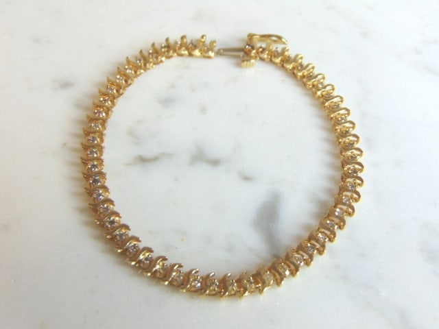 Womens Vintage 14K Yellow Gold Diamond Tennis Bracelet: A LOVELY VINTAGE ESTATE 14K YELLOW GOLD TENNIS BRACELET WITH 0.73cts OF DIAMONDS. THE BRACELET WEIGHS 9.2g AND MEASURES 7 1/4" LONG FROM THE CLASP, BY 1/8" WIDE. WOULD MAKE A GREAT GIFT FOR THAT SOMEO