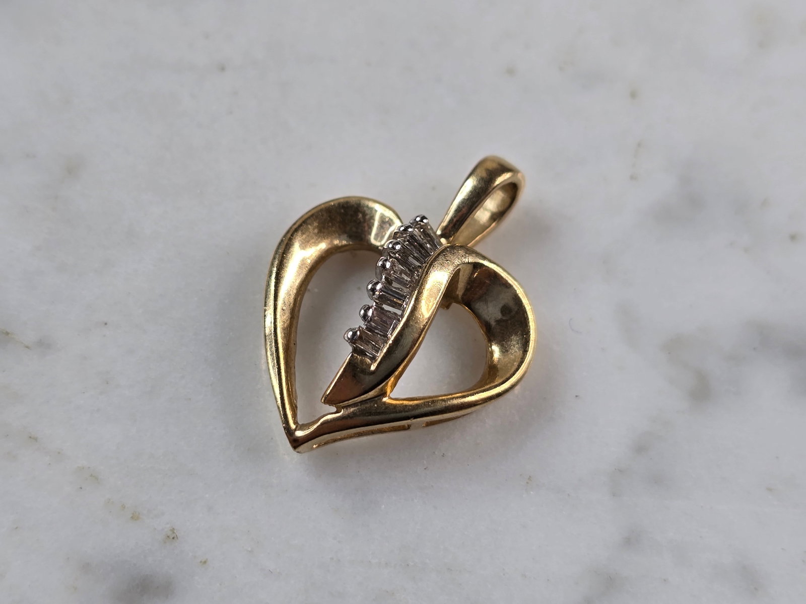 Womens Vintage Estate 10K Yellow Gold Diamond Heart Pendant: A WOMENS VINTAGE ESTATE 10K YELLOW GOLD DIAMOND HEART PENDANT. PENDANT WEIGHS 1.8g AND MEASURES 3/4" BY 5/8". PENDANT HAS 7 SMALL DIAMONDS. THIS MAKES A GREAT GIFT FOR THAT SOMEONE SPECIAL. IF ANY QUE
