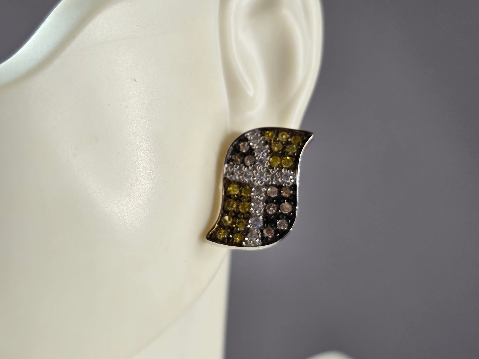 Womens Vintage Estate Sterling Silver Modernist CZ Earrings: A PAIR OF WOMENS STERLING SILVER MODERNIST CZ EARRINGS THAT WEIGH 4.7g AND MEASURE 3/4" LONG BY 1/2" WIDE. ANY QUESTIONS, PLEASE DO NOT HESITATE TO ASK. BE SURE TO CHECK OUT SOME OF MY OTHER GREAT ITE