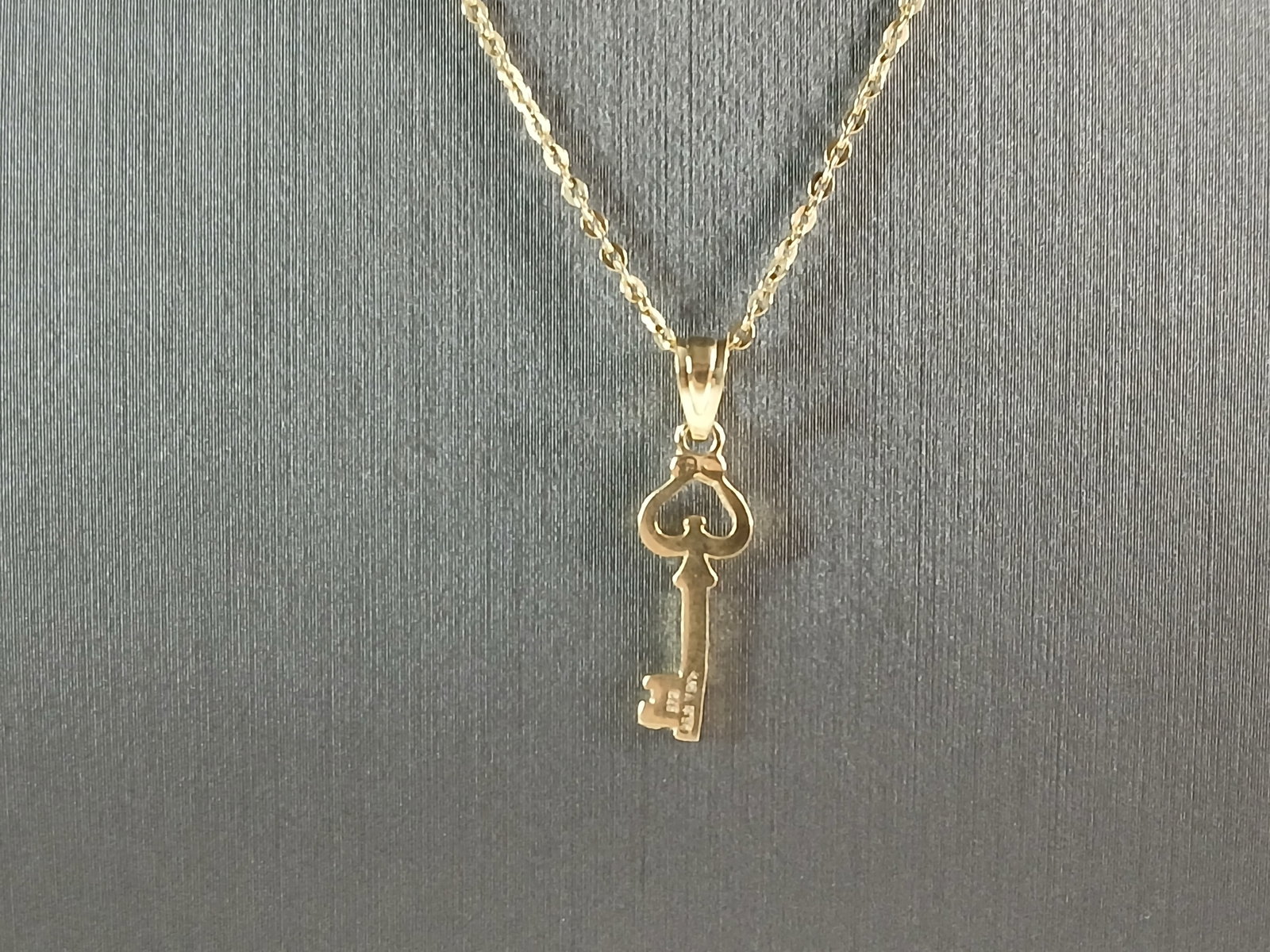 Womens Sterling Silver Gold Tone Key to My Heart Pendant Necklace: A WOMENS STERLING SILVER GOLD TONE KEY TO MY HEART PENDANT WITH NECKLACE. THE TOTAL WEIGHT IS 2.1g. THE NECKLACE MEASURES 18" LONG, ADJUSTABLE TO 16" LONG. THE PENDANT MEASURES 7/8" LONG BY 1/4" WIDE.