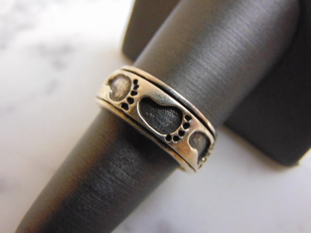 Vintage Sterling Silver Bare Foot Spinner Ring: FOR SALE IS THIS VINTAGE ESTATE STERLING SILVER BARE FOOT MEDITATION SPINNER RING. THE SIZE OF THE RING IS A 8.0 AND WEIGHS 7.5g. ANY QUESTIONS, PLEASE DO NOT HESITATE TO ASK. THIS MAKES A LOVELY GIFT