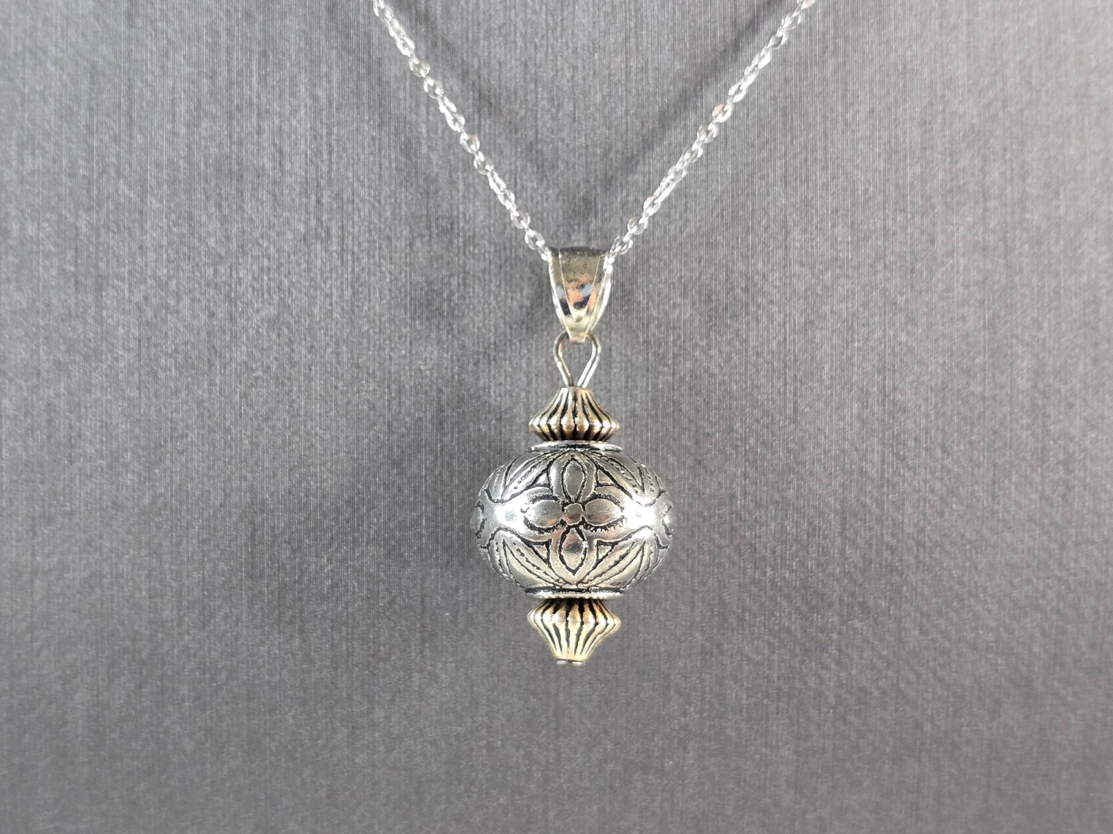 Womens Vintage Estate Sterling Silver Modernist Pendant Necklace: A WOMENS VINTAGE ESTATE STERLING SILVER MODERNIST PENDANT AND NECKLACE. NECKLACE AND PENDANT WEIGH 4.7g. NECKLACE MEASURES 18" LONG AND PENDANT MEASURES 1 1/4" LONG BY 1/2" WIDE. MAKES A GREAT GIFT FO
