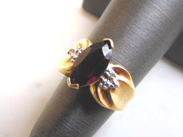 Womens Vintage Estate 10K Gold Garnet & Diamond Ring: FOR SALE IS A VERY ATTRACTIVE WOMENS VINTAGE ESTATE 10K YELLOW GOLD MARQUISE GARNET RING SURROUNDED BY TINY DIAMONDS. THE RING WEIGHS 3.6g, AND IS A SIZE 5.0. THE SIZE OF THE GARNET IS ABOUT 1.5cts. T