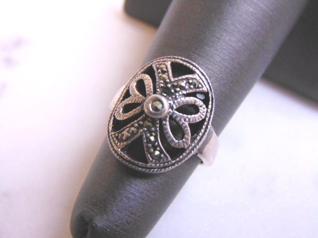 Women's Vintage Estate Sterling Silver Ring: FOR SALE IS THIS LOVELY WOMEN'S STERLING SILVER RING. THE RING WEIGHS 4.1g, AND IS A SIZE 5.5. ANY QUESTIONS, PLEASE DO NOT HESITATE TO ASK. THIS MAKES A WONDERFUL GIFT FOR THAT SOMEONE SPECIAL. BE SU